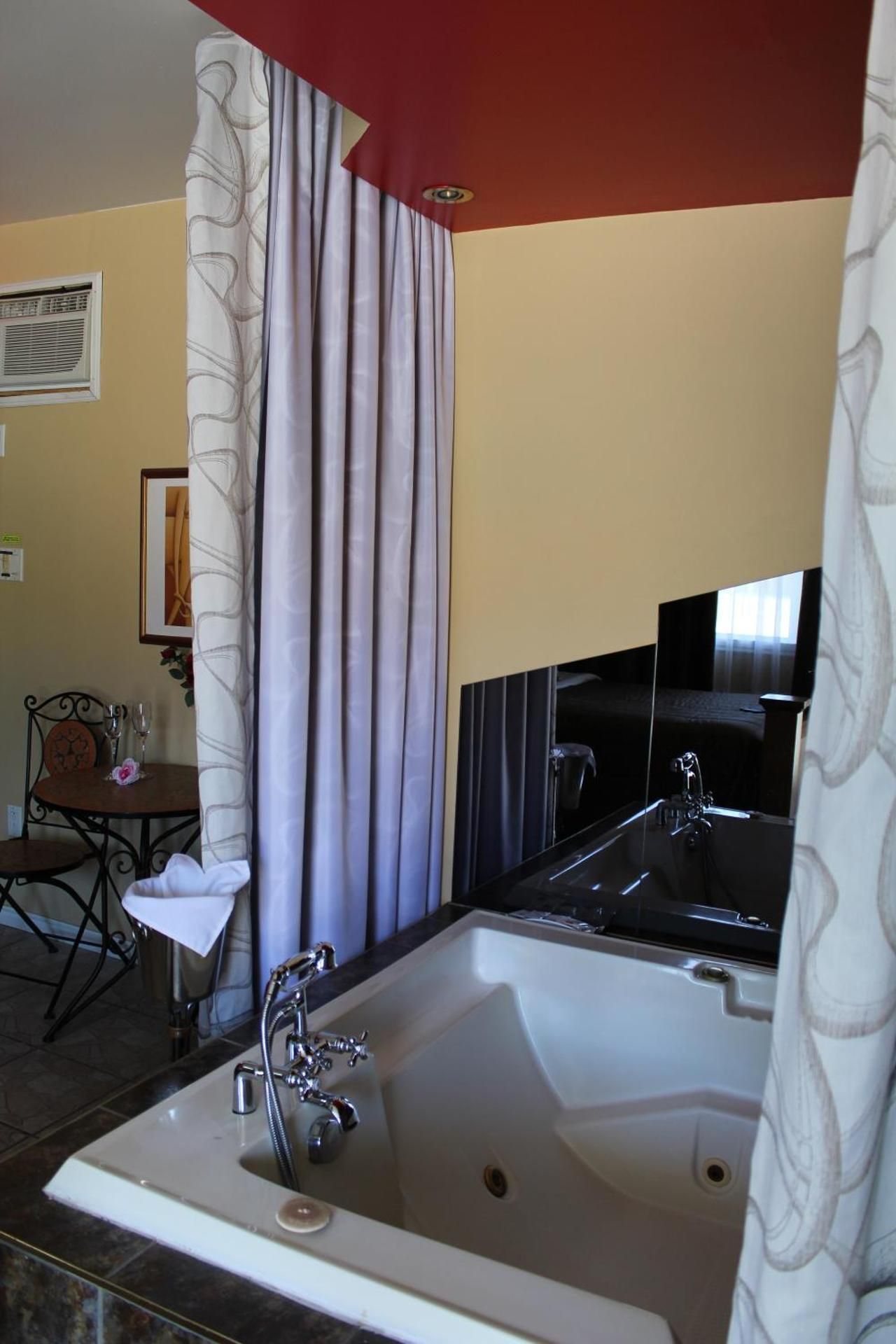 Queen Room with Hot Tub - Non-Smoking