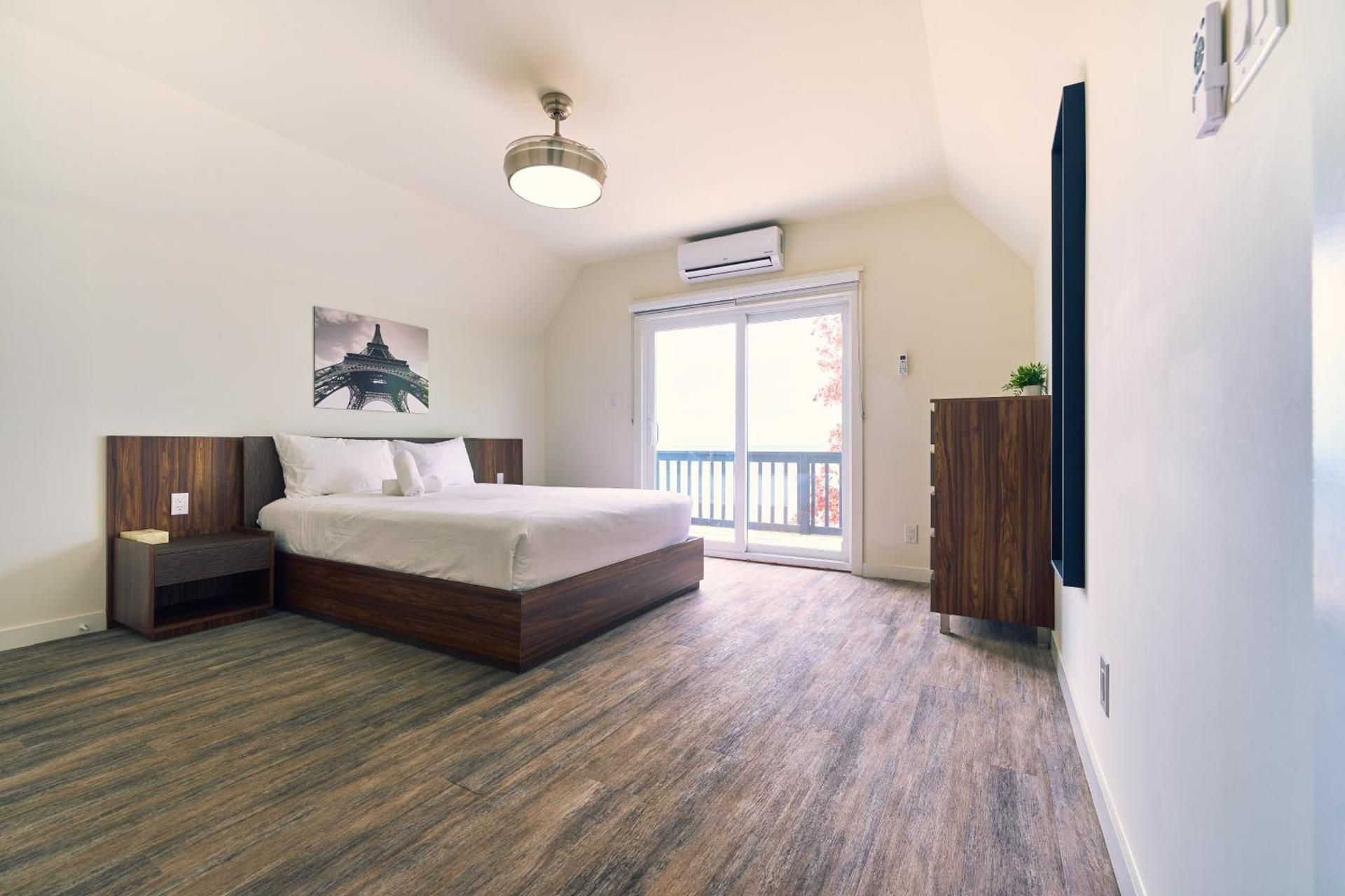 Four-Bedroom House Cottage 14
