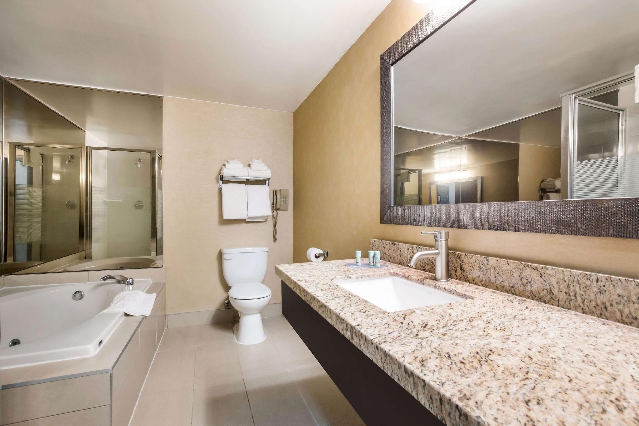 Best Western Little River Inn 1 King Bed, Nonsmoking, Sofabed, Jetted Tub 3