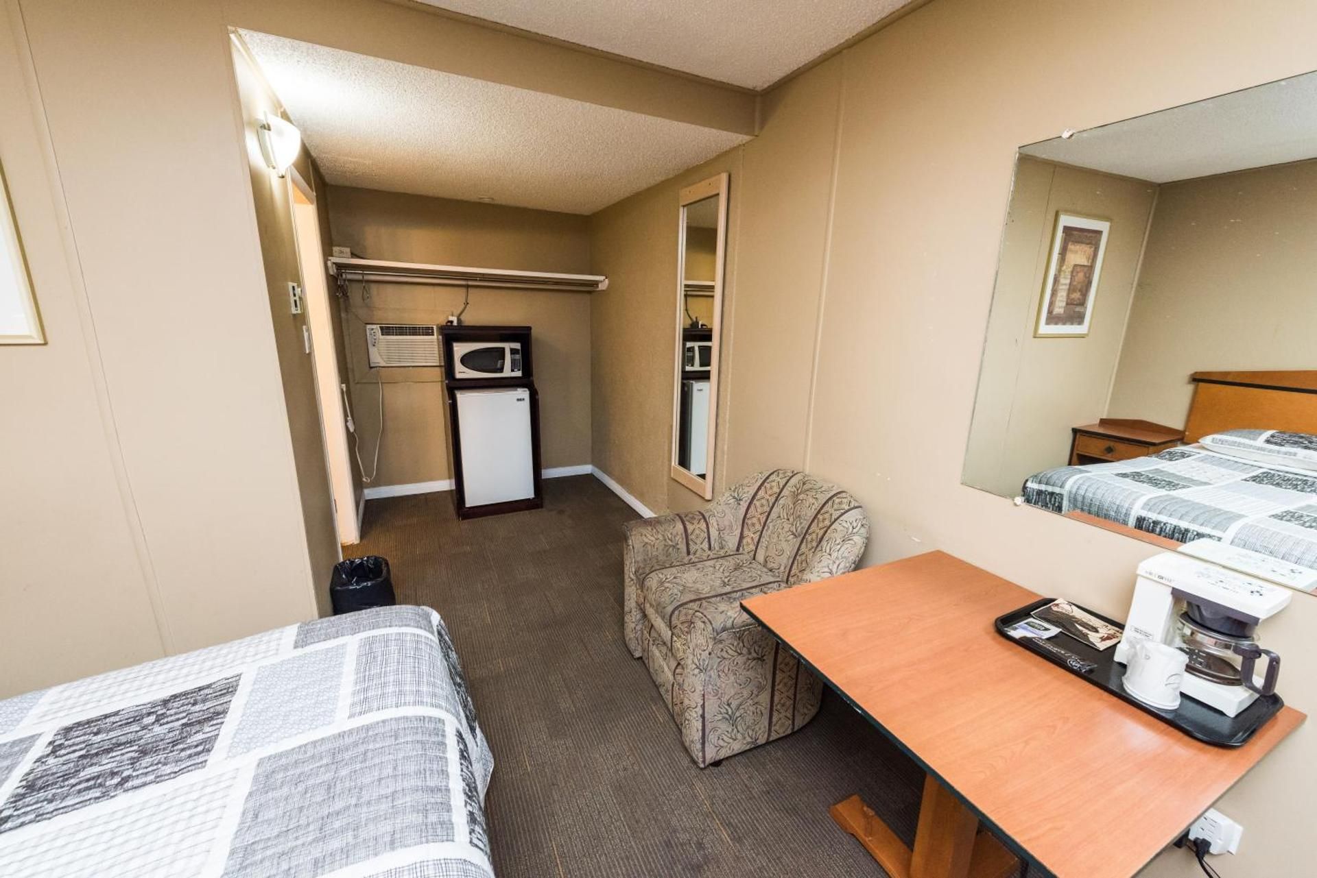 Olympia Lodge Standard Queen Room 3