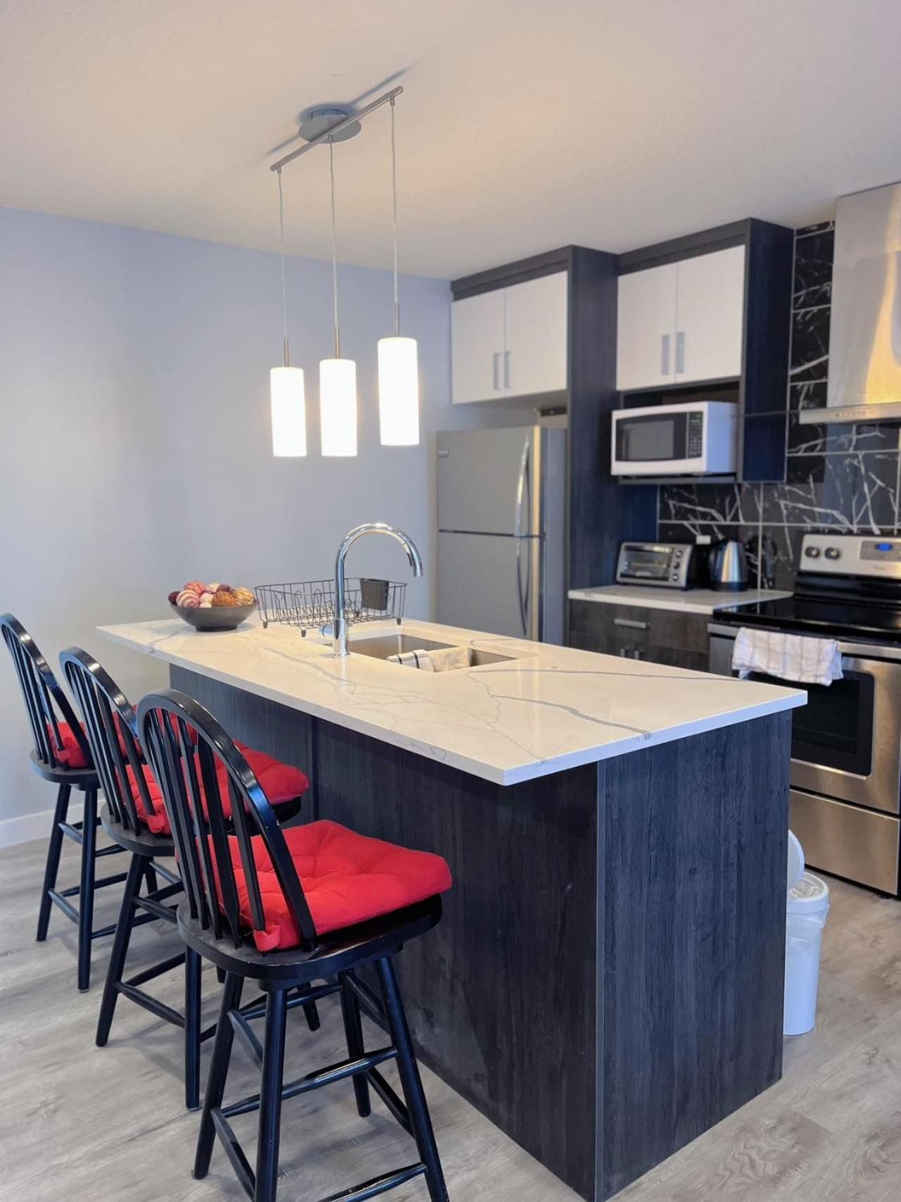 Banff Garden Suite&2mins Bus station Close LRT& Free Parking