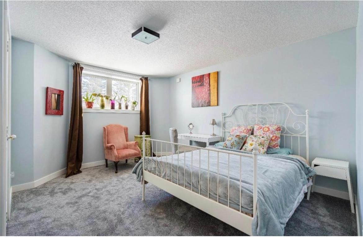 Queen Room with Shared Bathroom