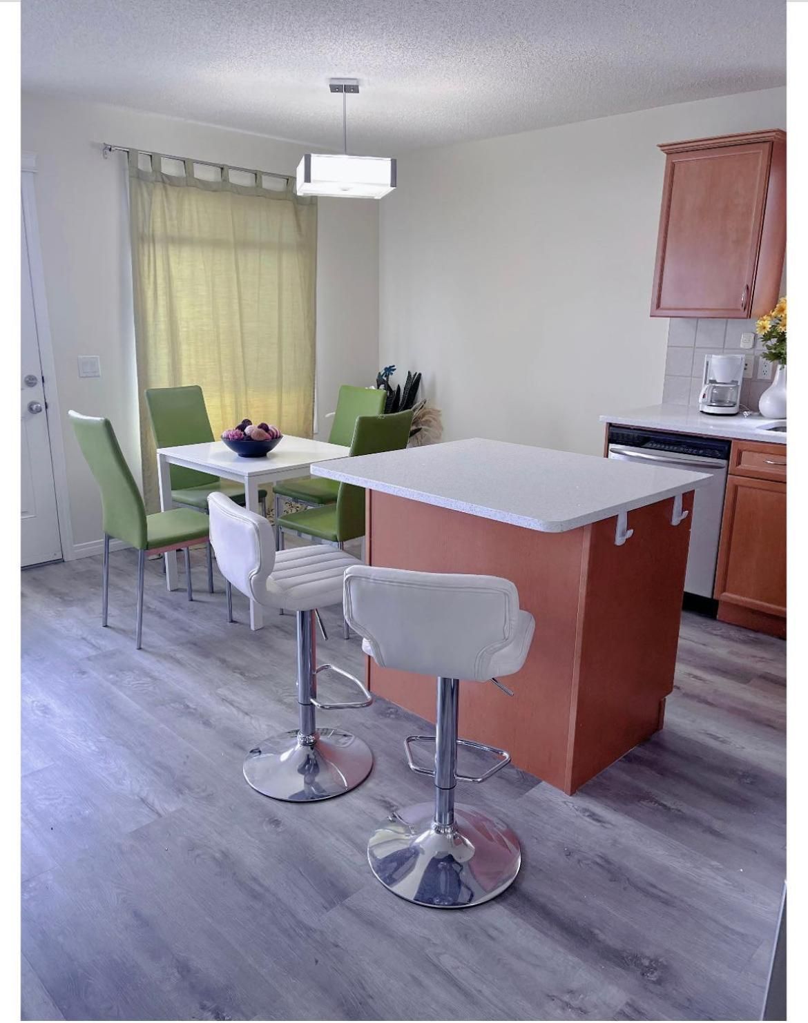 Banff -Calgary Garden &3 mins Bus station Close C-Train&Free Parking