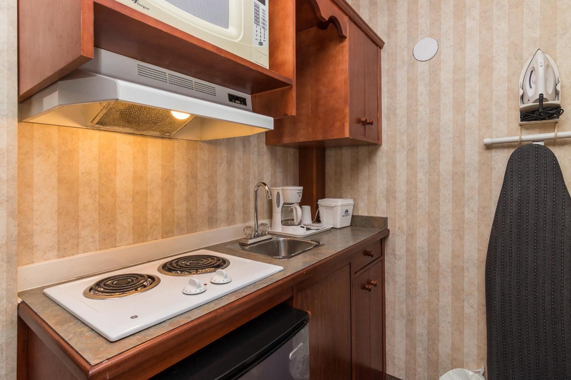 1 Queen Bed Kitchenette Non-Smoking