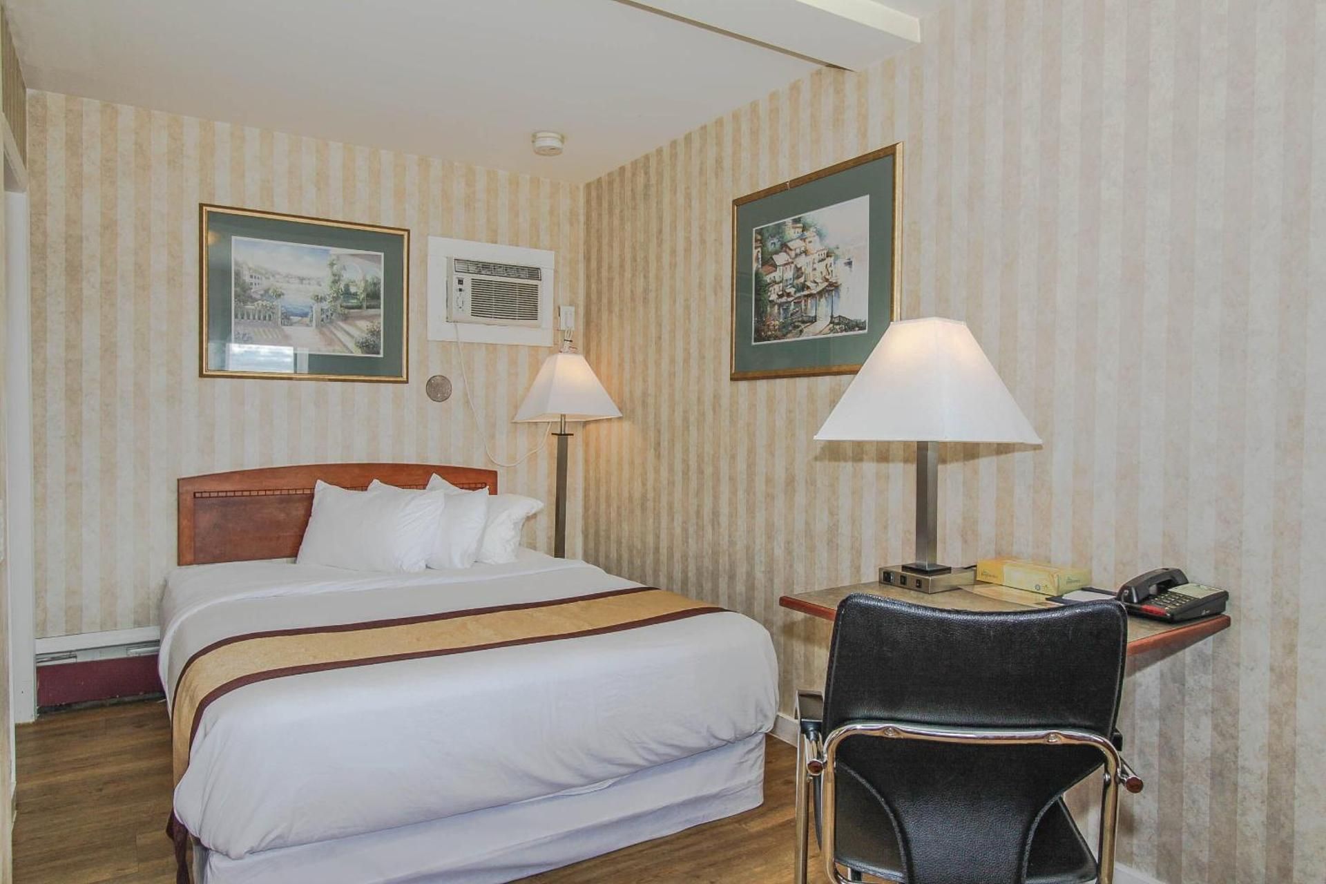 1 Queen Bed Kitchenette Non-Smoking