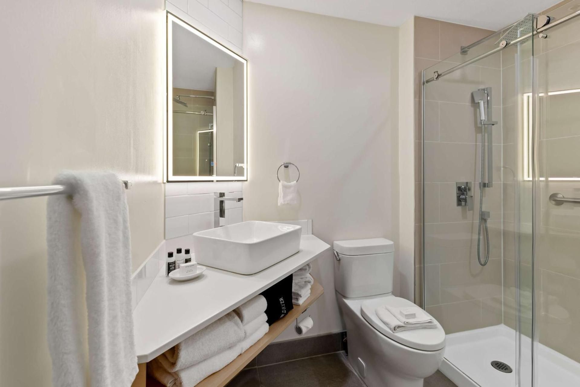 Hotel Feng, BW Signature Collection King Room with Walk-in Shower - Non-Smoking 3