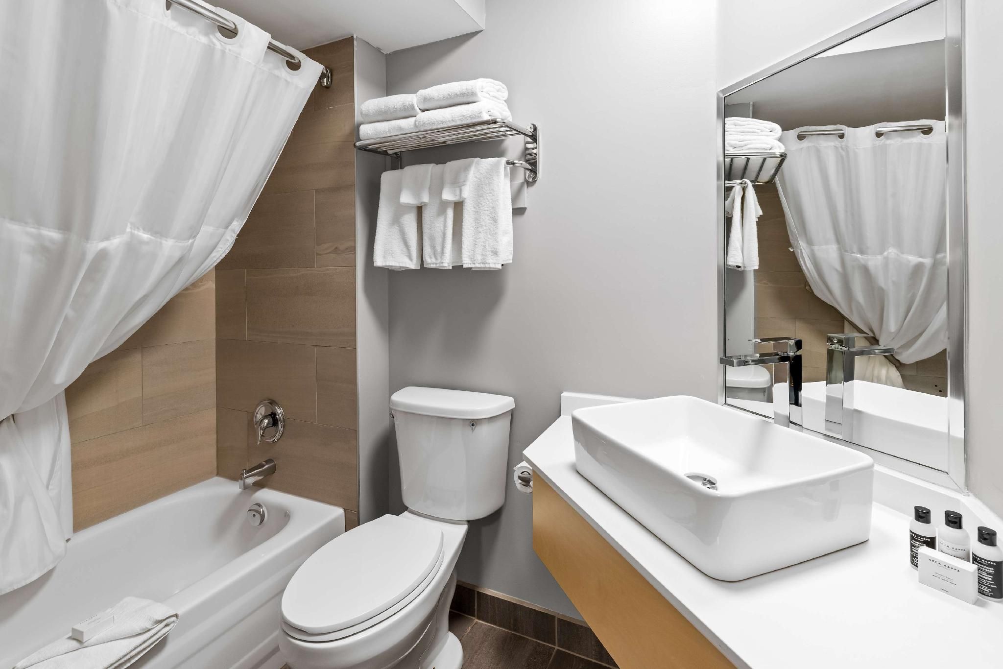 Hotel Feng, BW Signature Collection 2 queen beds, nonsmoking 3