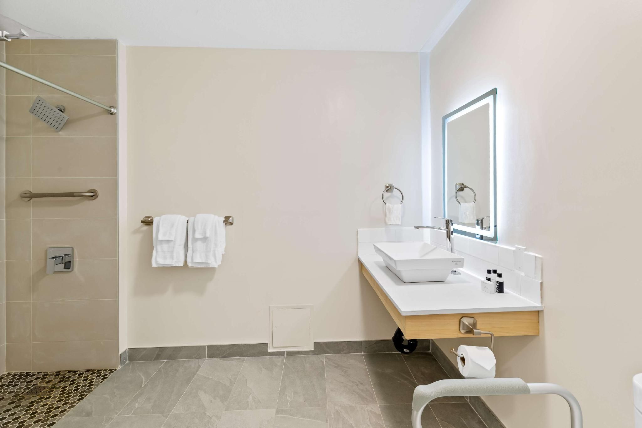 Hotel Feng, BW Signature Collection Accessibility - 1 King, Walk-in Shower, Grab Bar, Nonsmoking 3