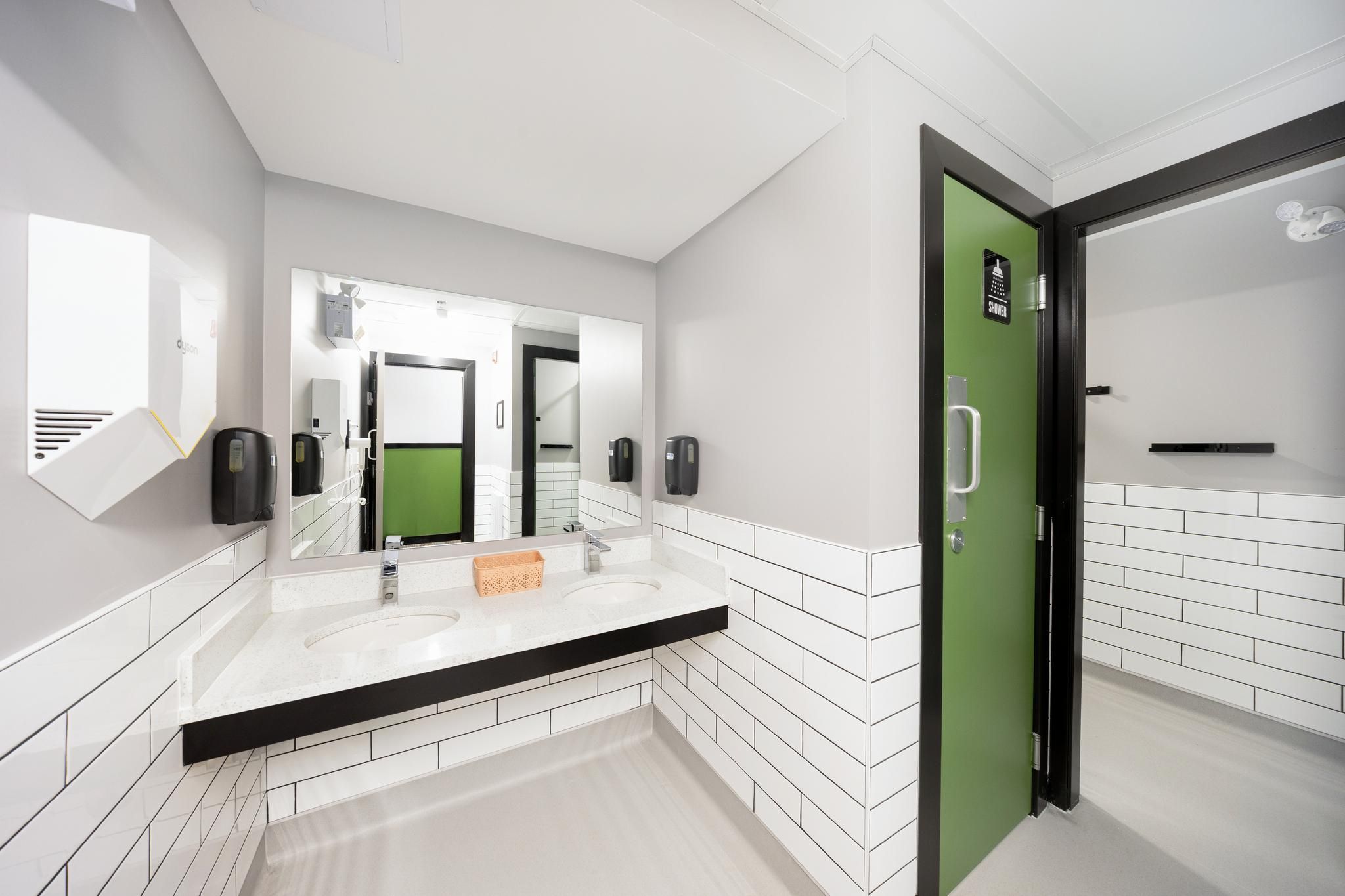 Samesun Vancouver Double Room with Shared bathroom 3