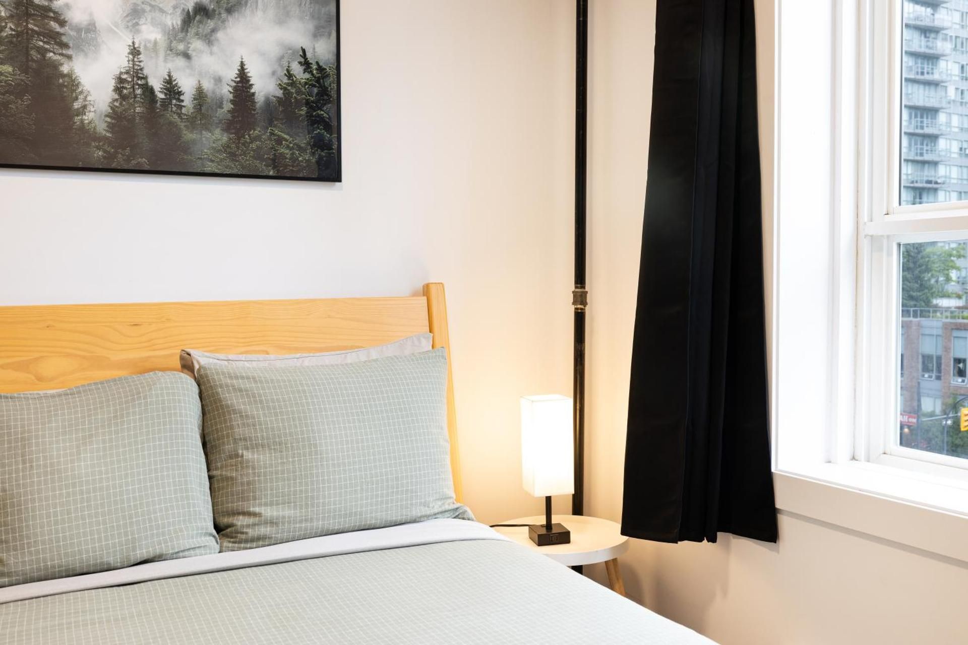 Samesun Vancouver Double Room with Shared bathroom 2