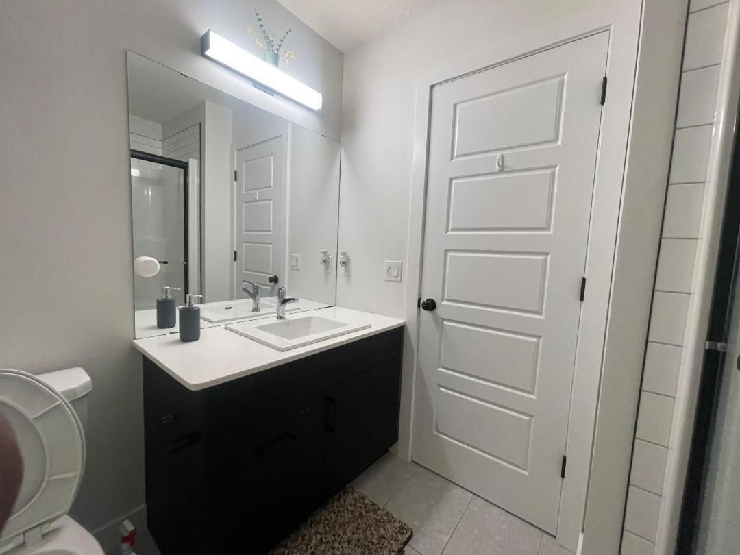 Bedroom private Bathroom in Upland