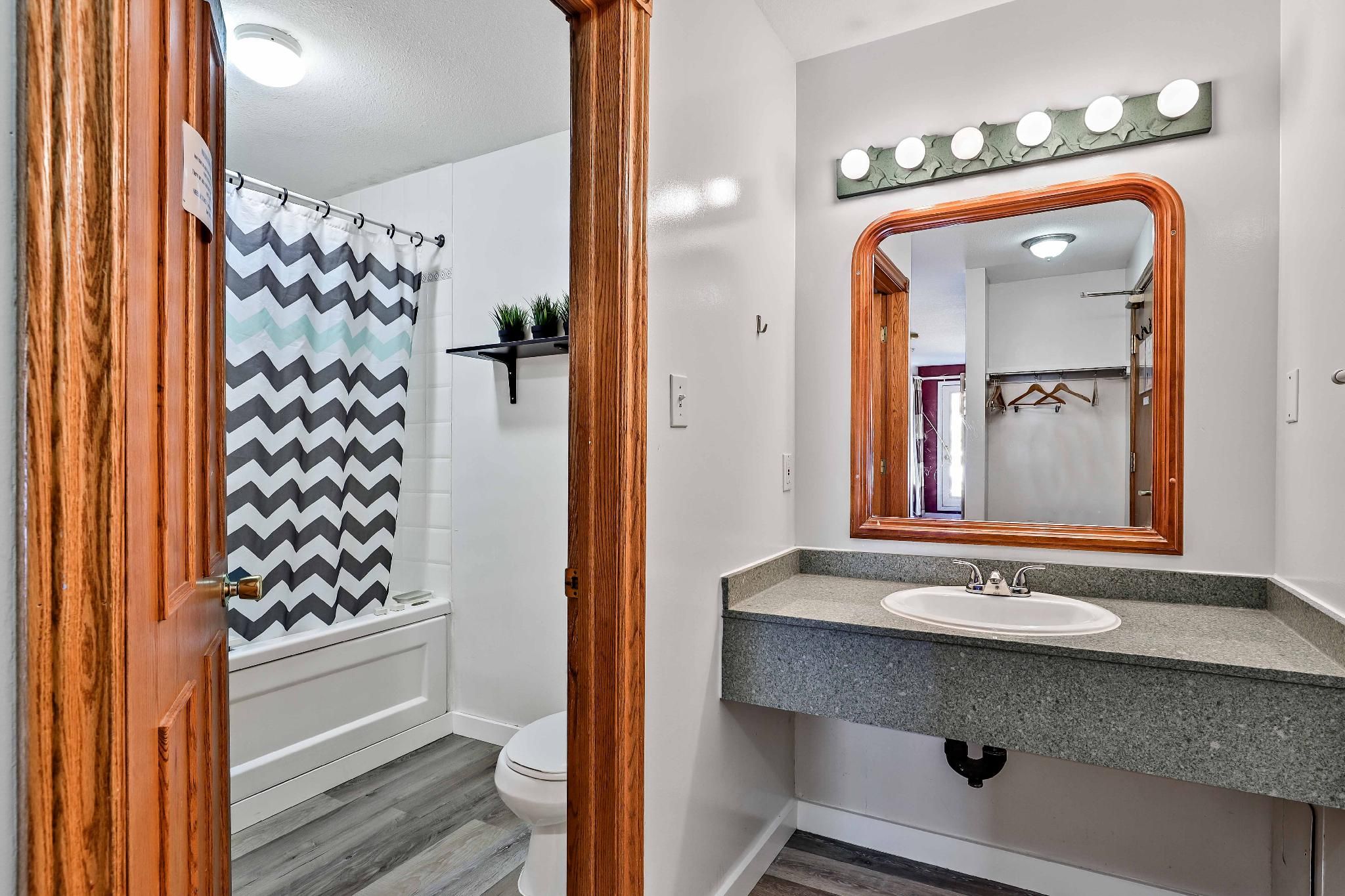 1 Person in 10-Bed Dormitory with En-Suite - Mixed