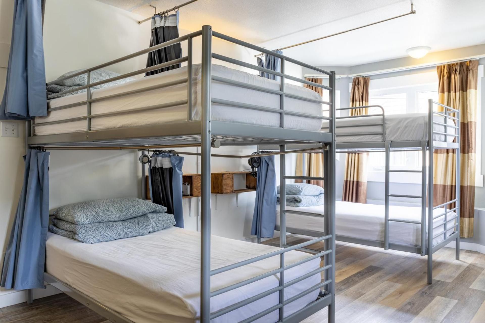 Samesun Banff 10-Bed Mixed Dormitory Room 3