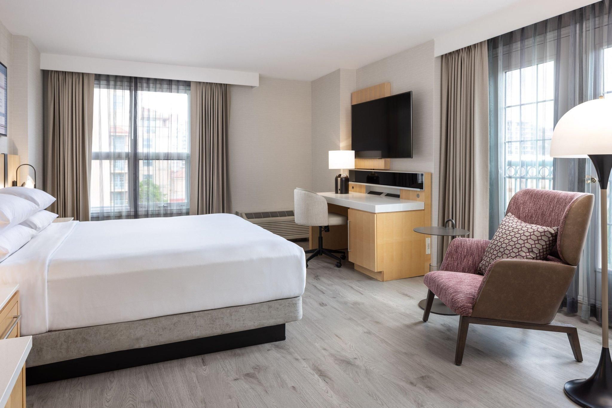 Guest room, 1 King, City view, High floor