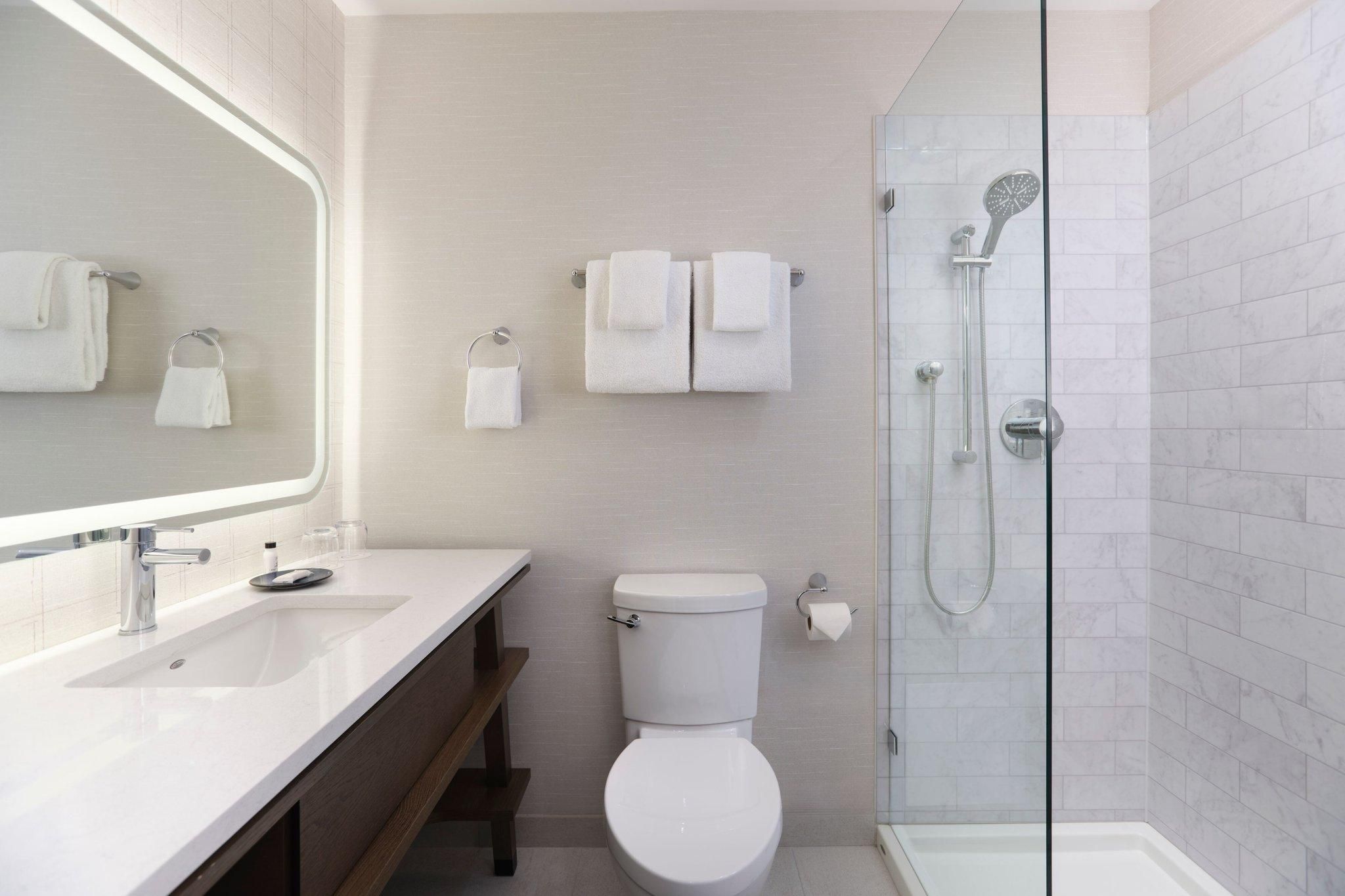 Delta Hotels Grand Okanagan Resort Sunset Suite, 1 Bedroom Suite, 1 King, Sofa bed, Lake view, Balcony: 2 2