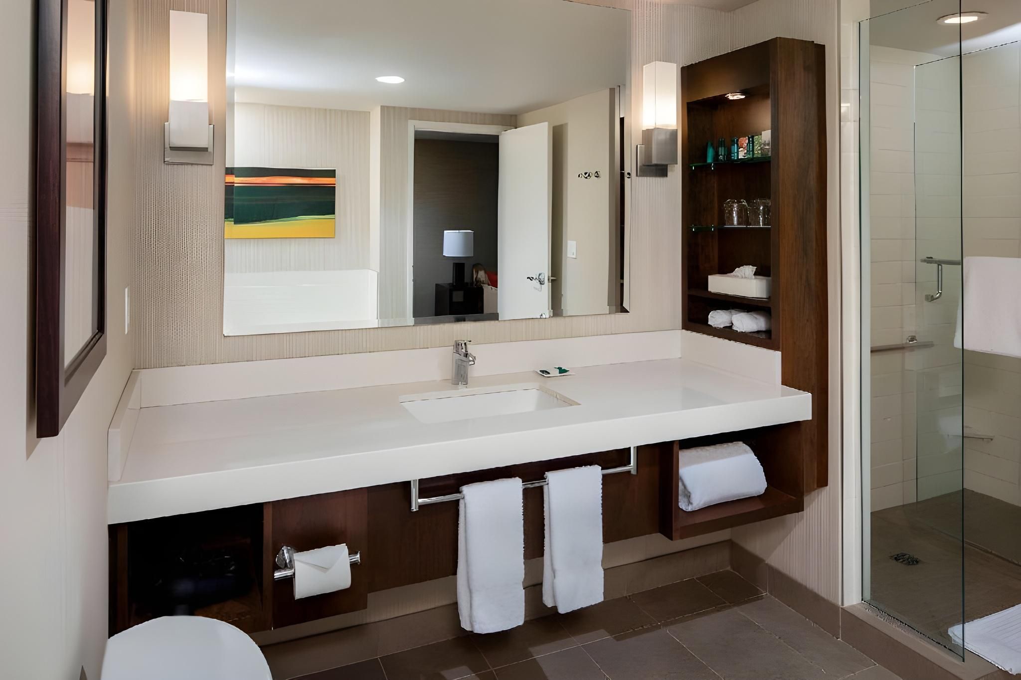 Guest room, 1 King, Lake view