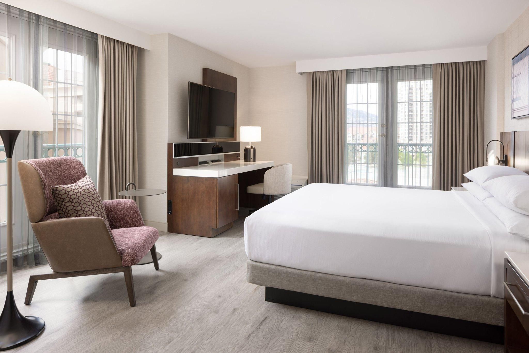 Delta Hotels Grand Okanagan Resort 1 Bedroom Suite, 1 King, Sofa bed, City view, Whirlpool