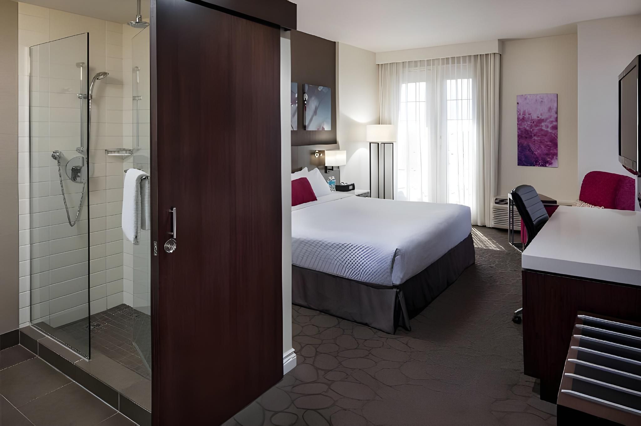 Guest room, 1 King, City view, High floor