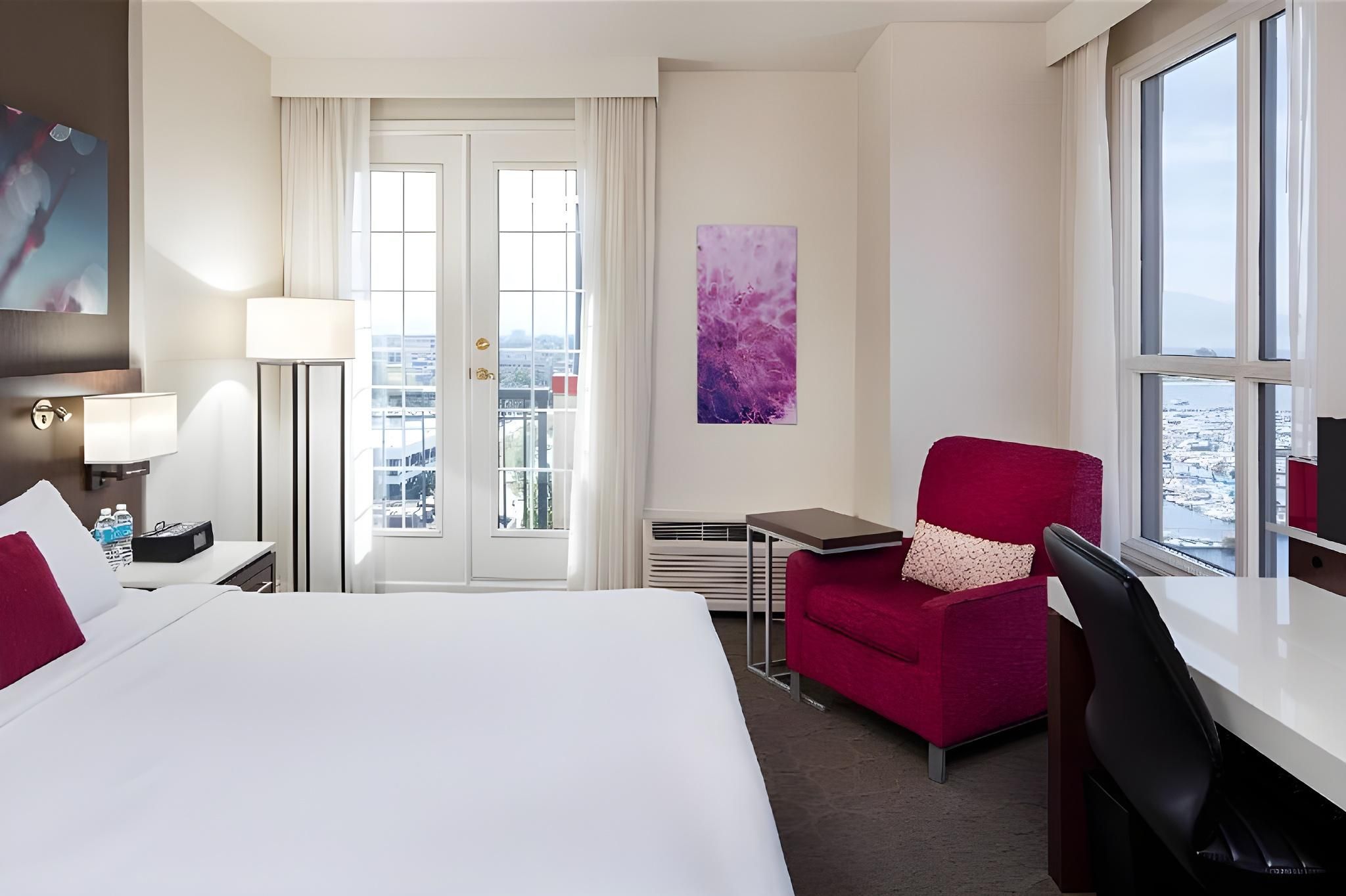 Guest room, 1 King, Lake view, High floor