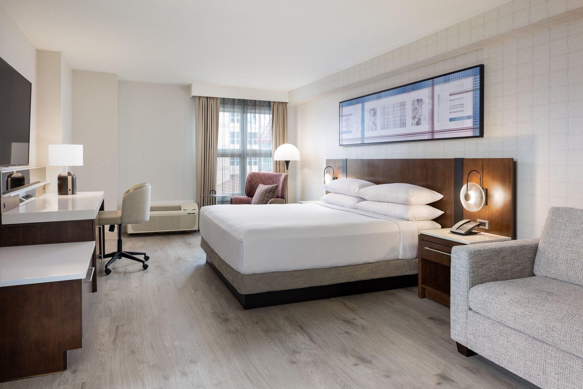 Larger Guest room, 1 King, Sofa bed, City view
