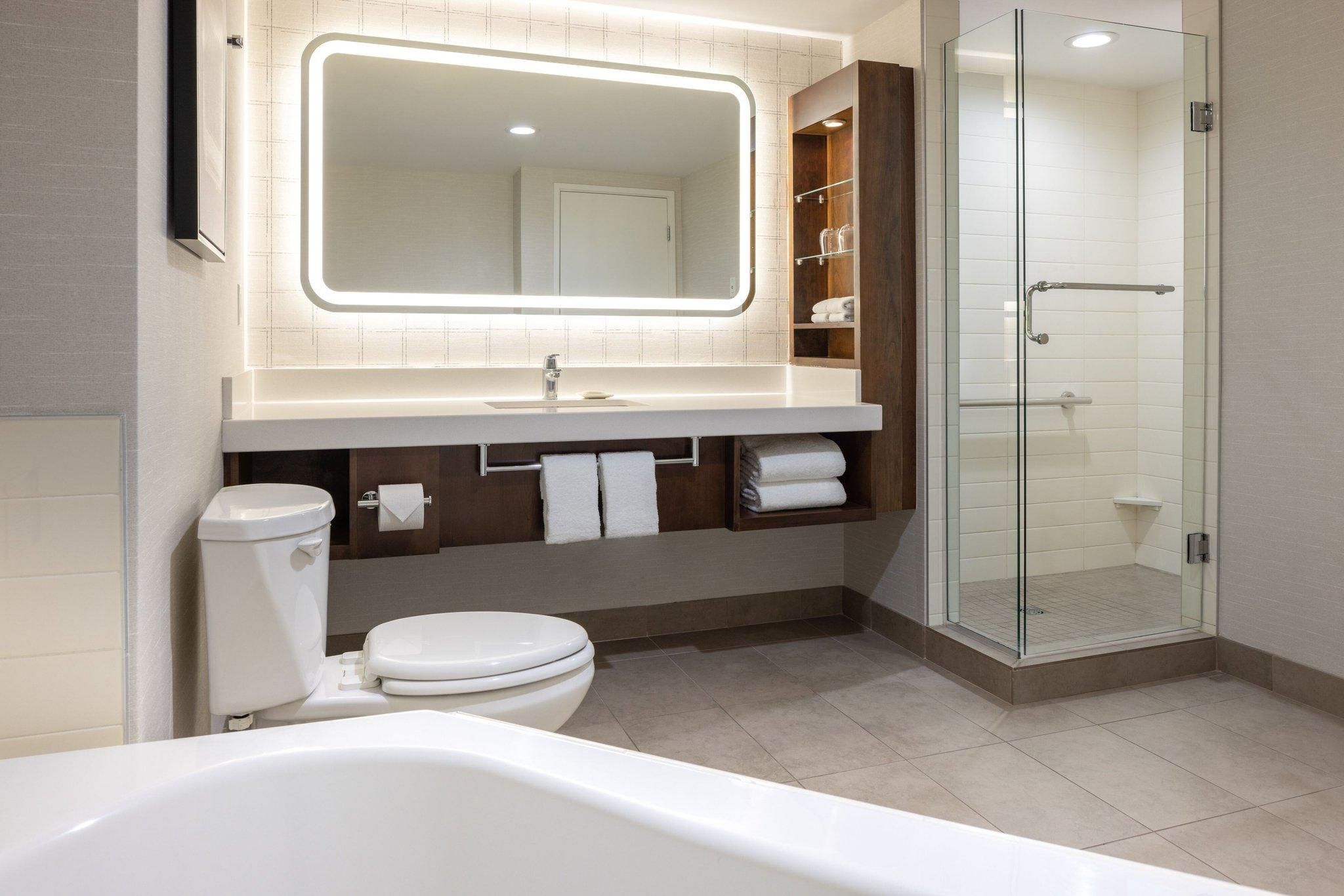 Delta Hotels Grand Okanagan Resort 1 Bedroom Suite, 1 King, Sofa bed, City view, Whirlpool 2