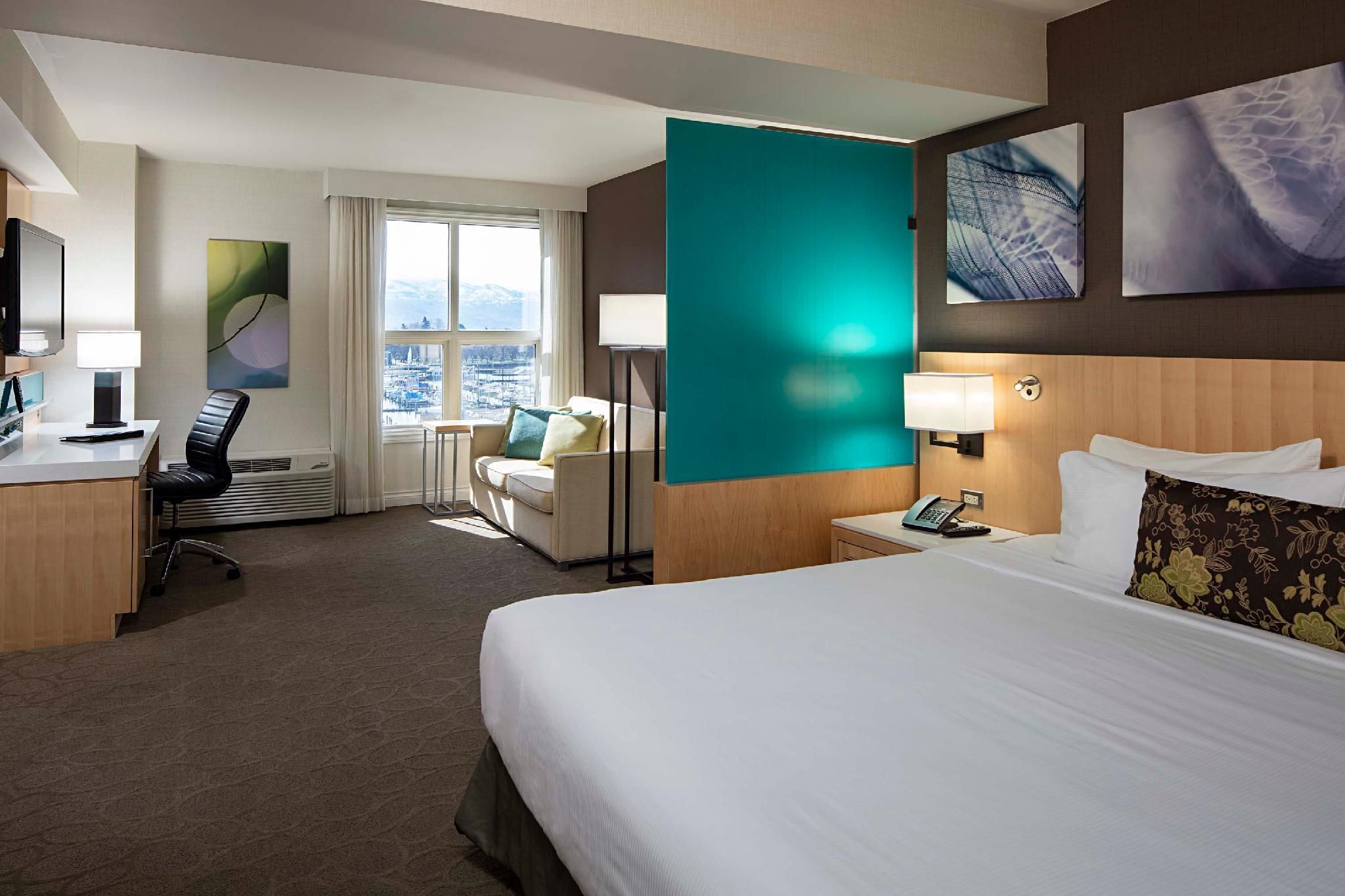 Larger Guest room, 1 King, Sofa bed, Lake view