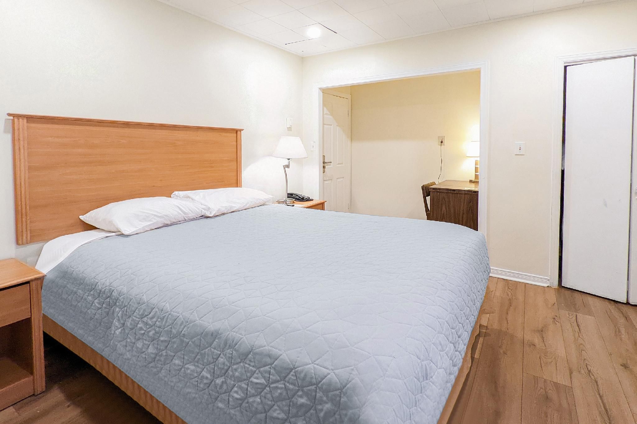 Queen Bed with Kitchenette