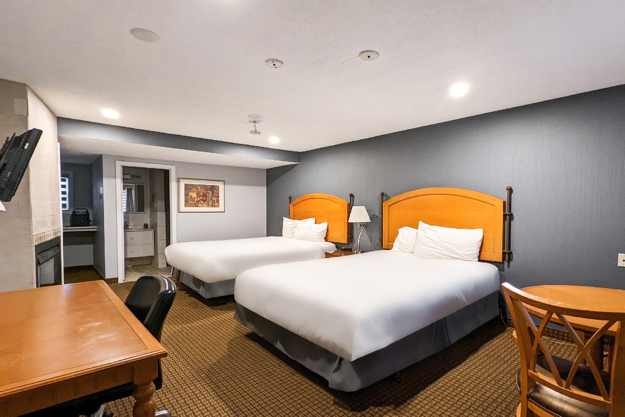 2 Full Beds with Fireplace