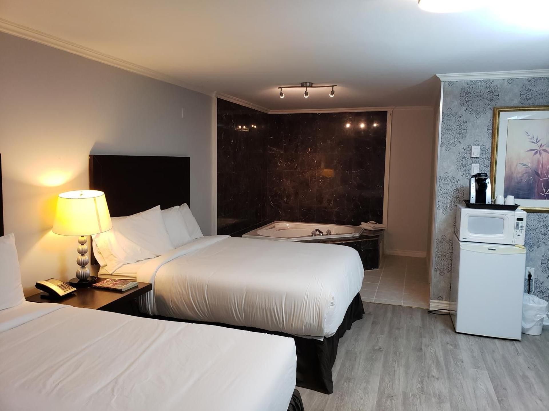 Regency Inn & Suites Deluxe Suite with Spa Bath 3