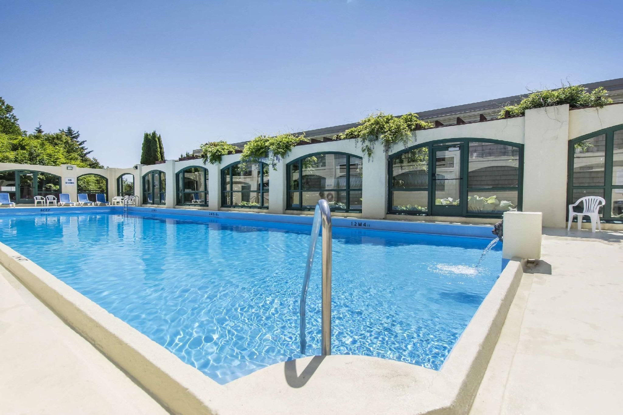 swimming pool [outdoor]