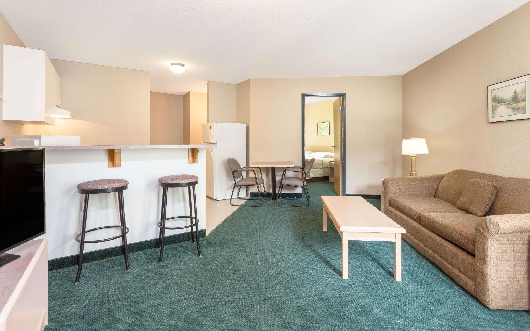 1 Queen Bed Suite Non-Smoking