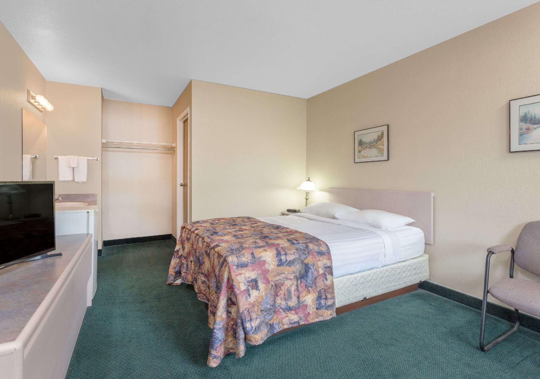 Super 8 By Wyndham Golden 1 Queen Bed Non-Smoking