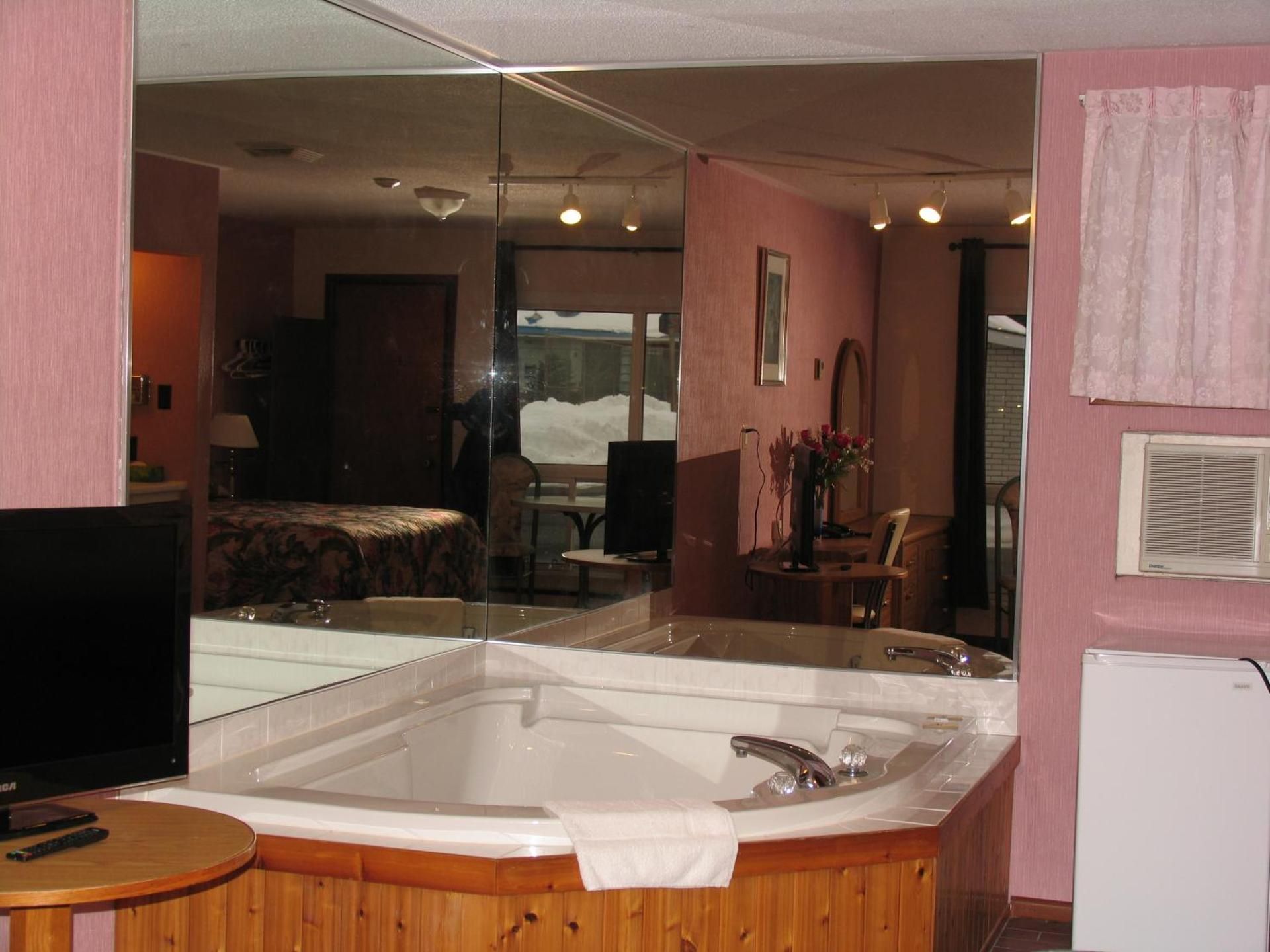 Queen Room with Whirlpool