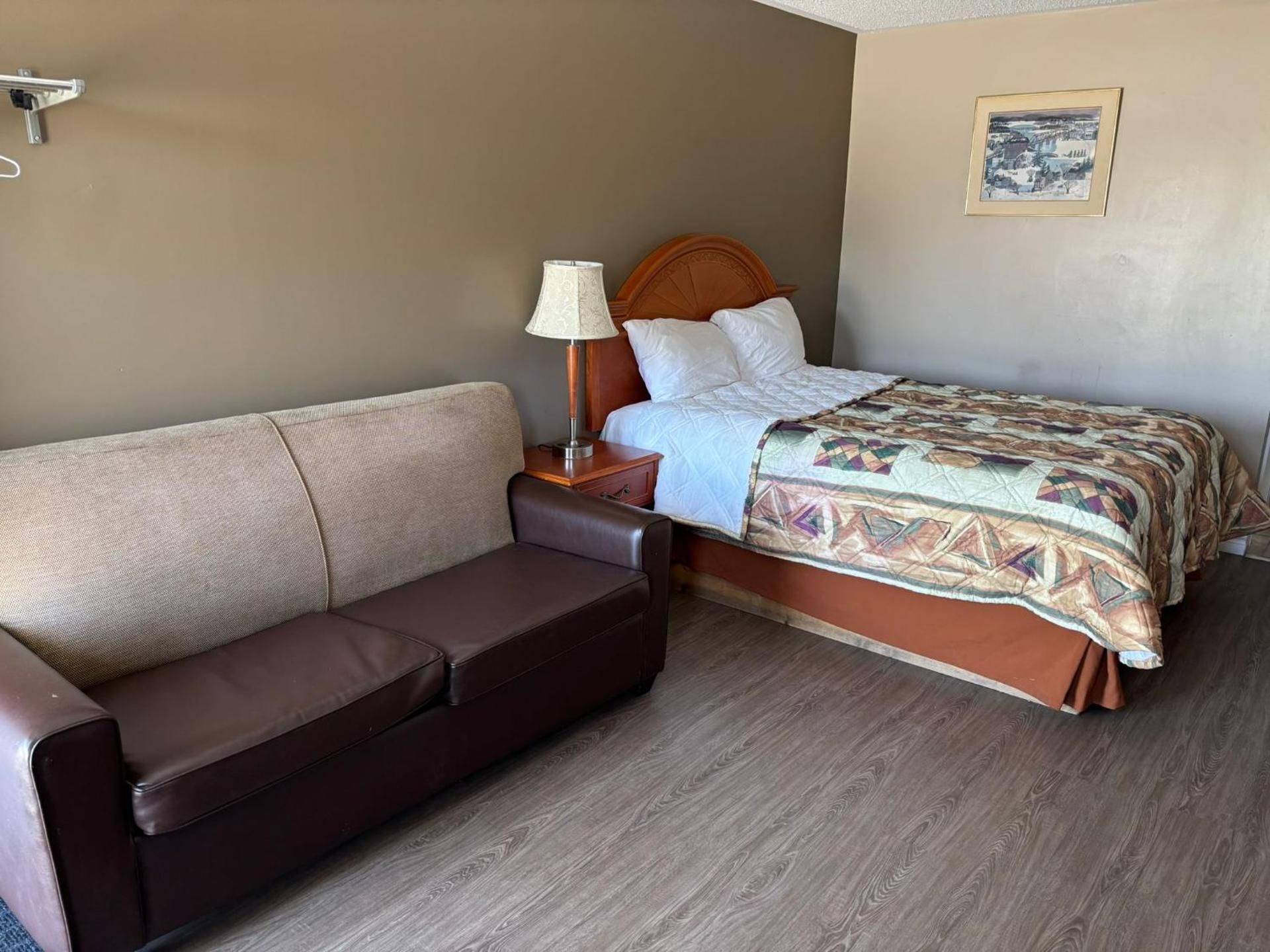 Seven Oakes Motel Queen Room 3