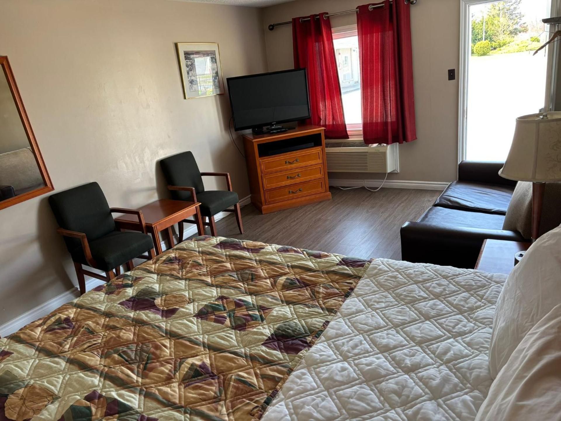 Seven Oakes Motel Queen Room 2