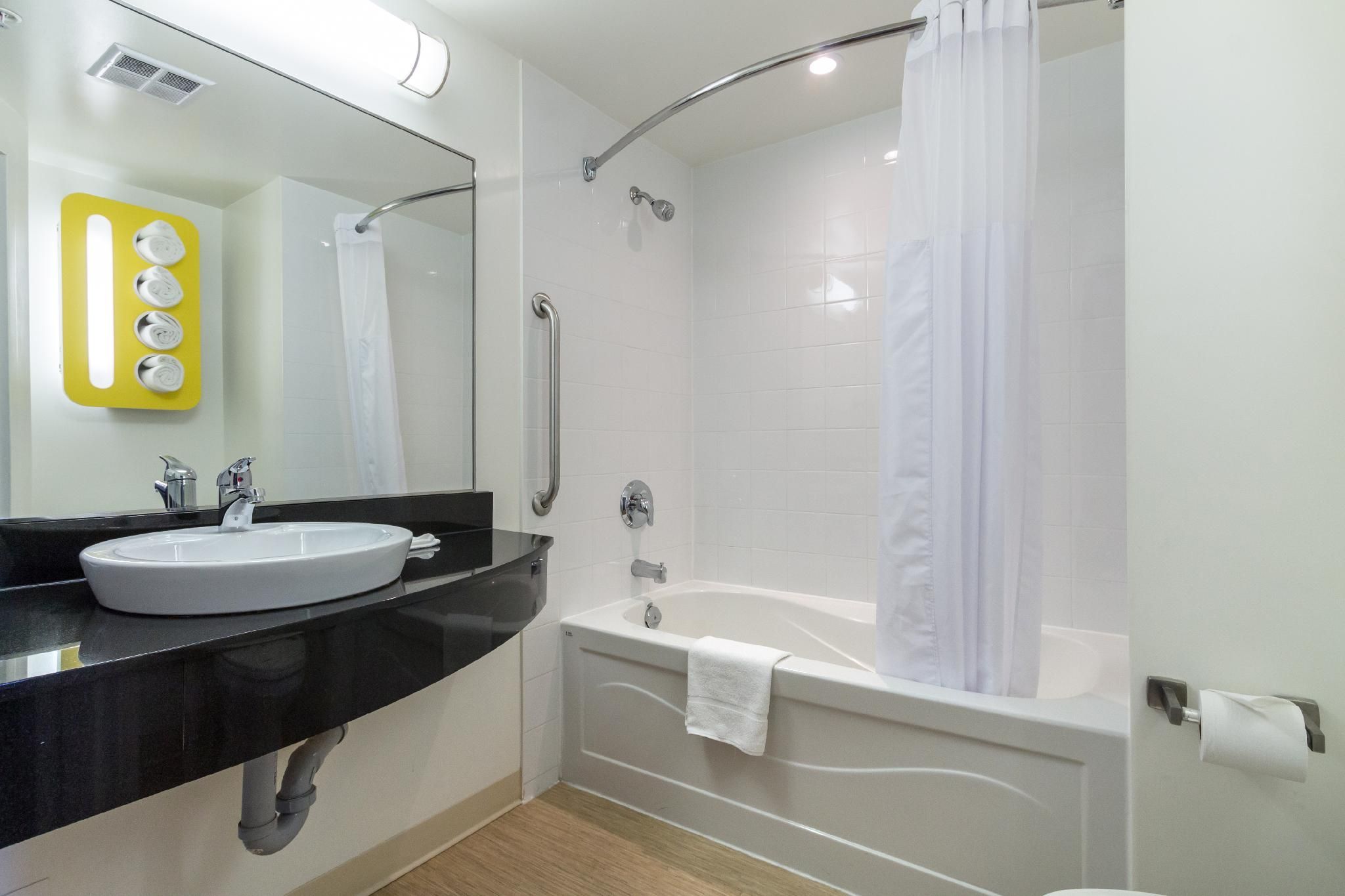 2 Queen Beds | Non-Smoking, Kitchen