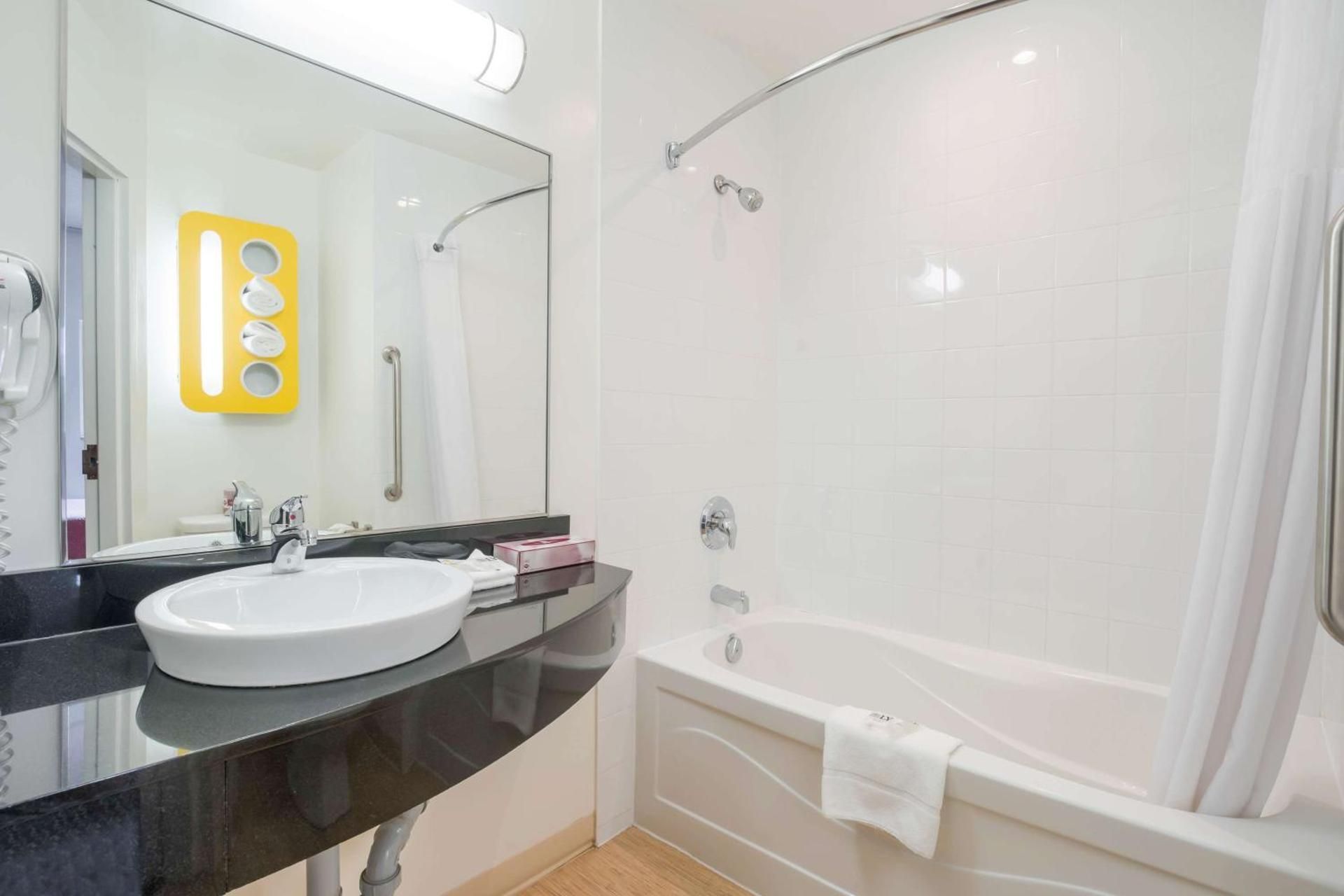 Deluxe Queen Room with Two Queen Beds - Non-Smoking