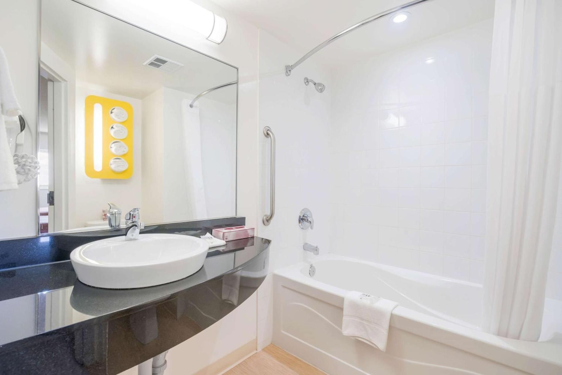 Motel 6 Kingston, ON 2 Queen Beds | Non-Smoking 3