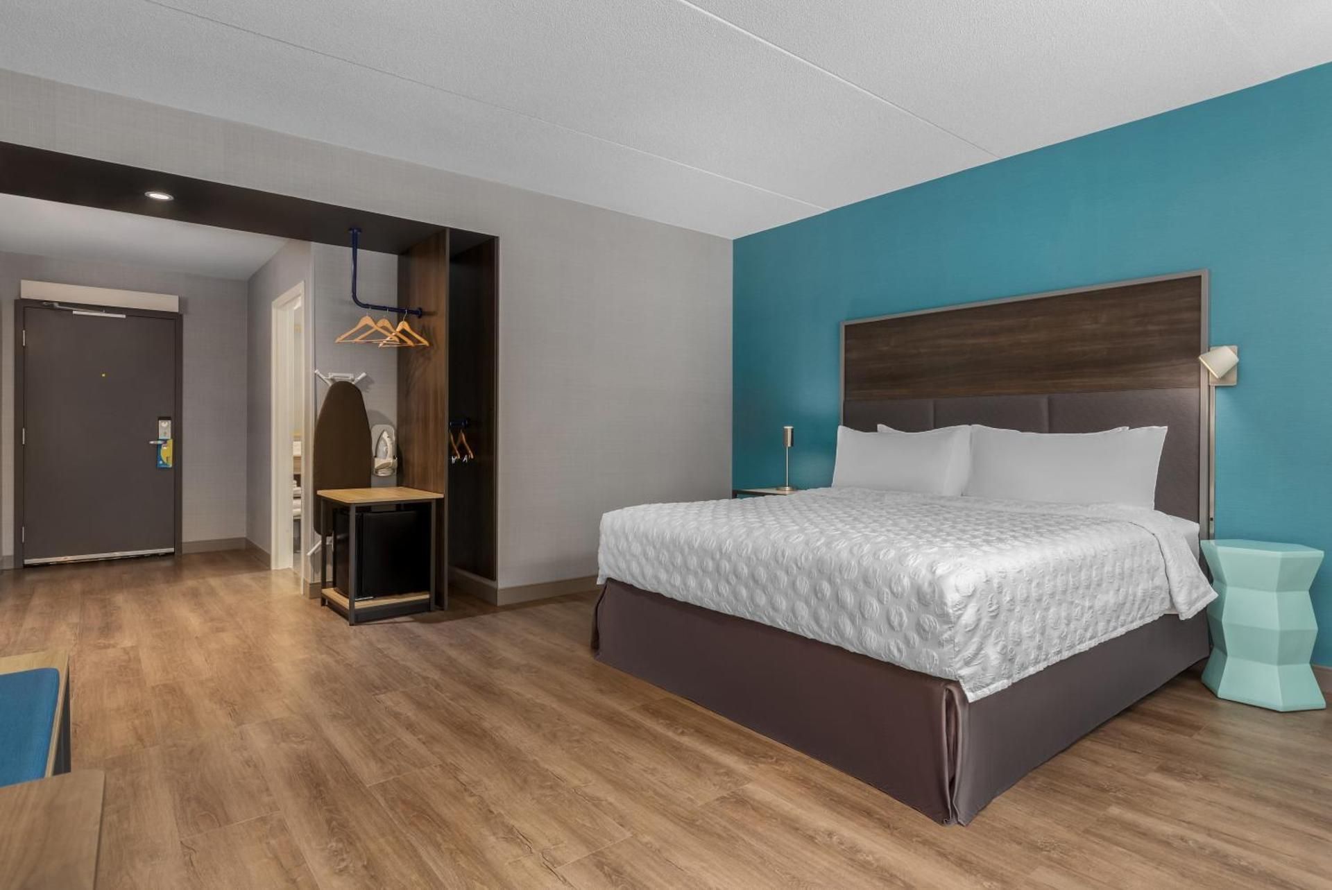 1 King Bed W/ Walk In Shower