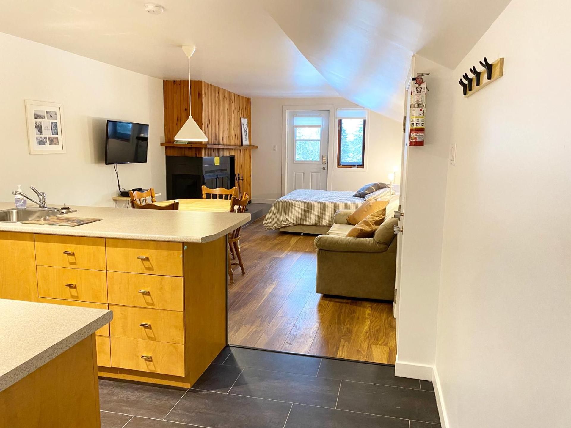 Montmorency Plus One Bedroom, Air Conditioner