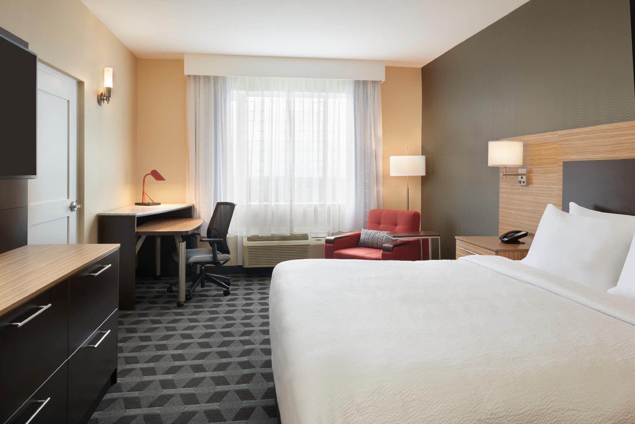 1 Bedroom Suite, 1 King, Sofa bed, Corner room