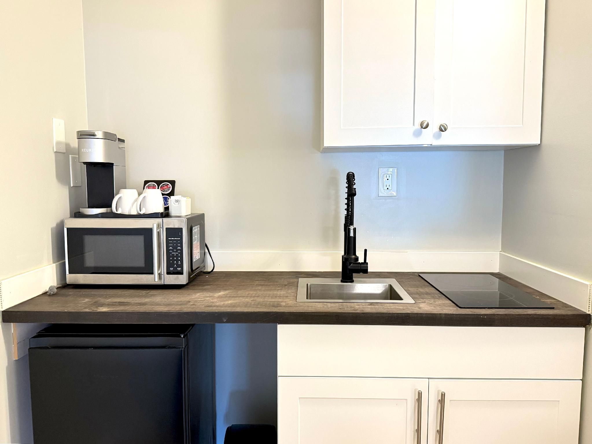 Departure Bay Motel Queen Studio Suite with Kitchenette 3