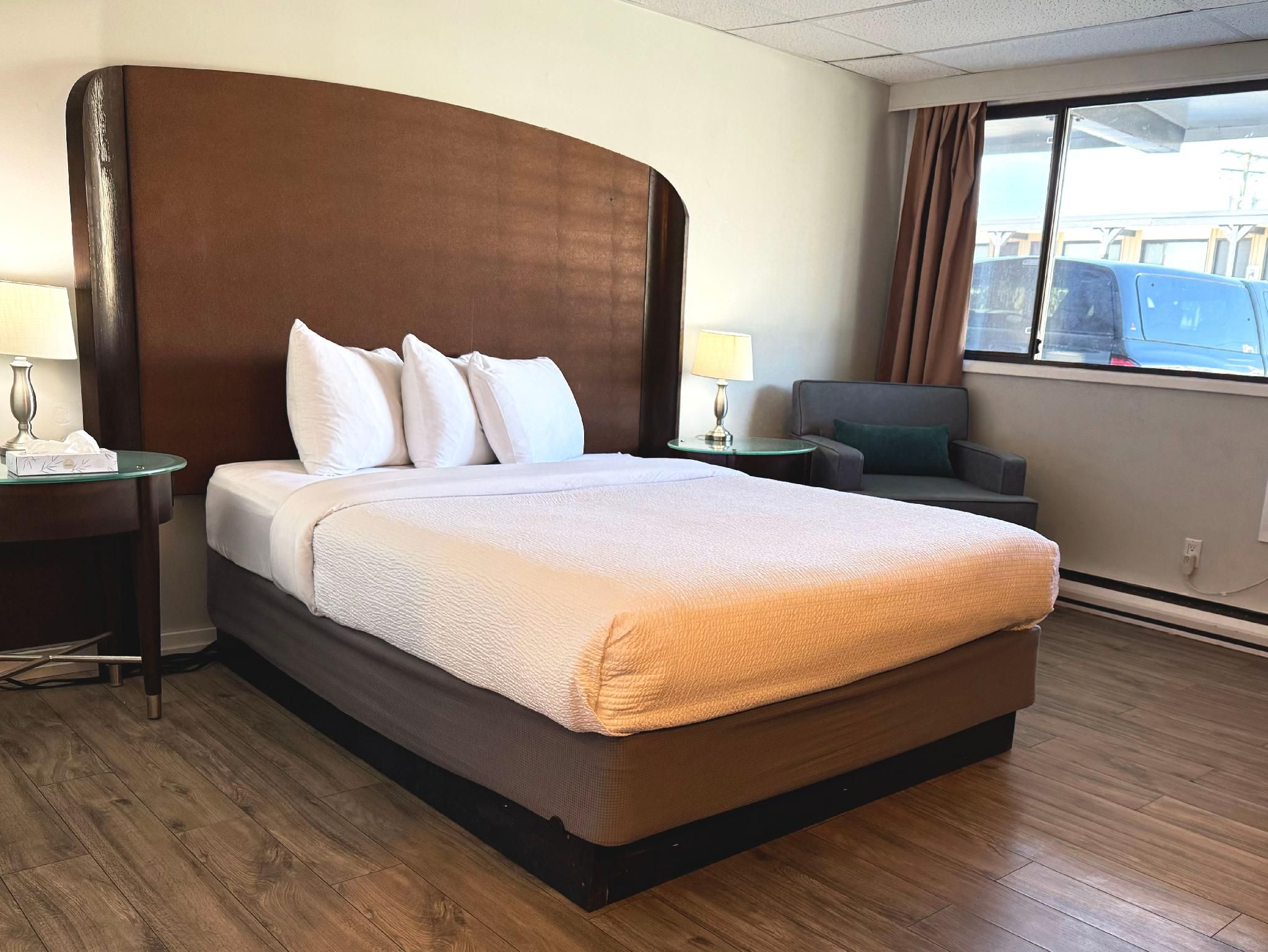 Departure Bay Motel Queen Studio Suite with Kitchenette