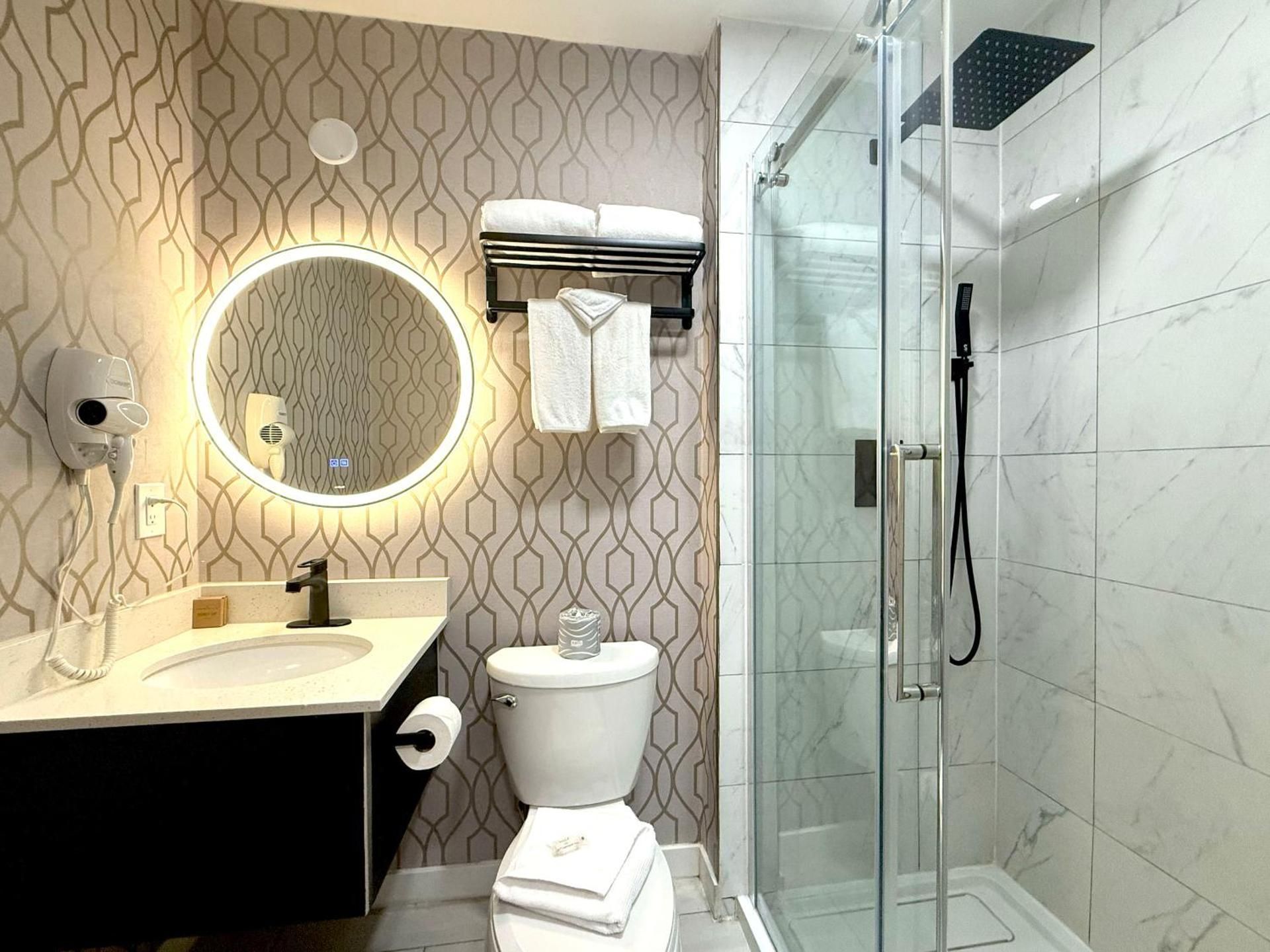 Departure Bay Motel Queen Room with Kitchenette 2