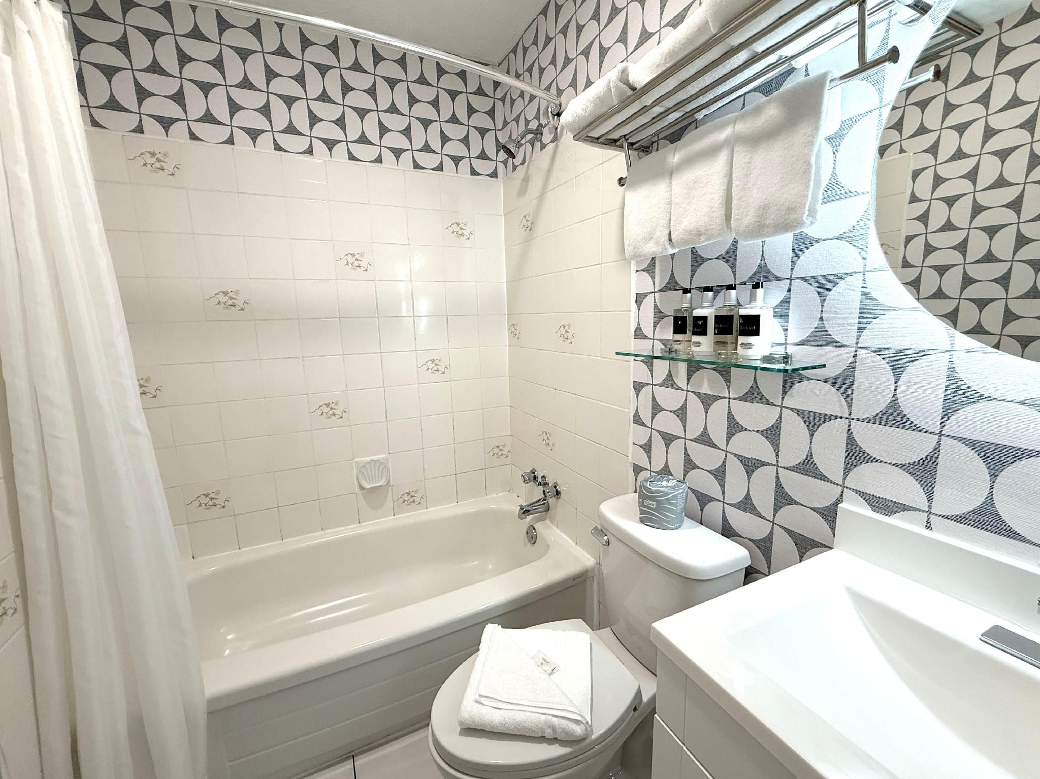 Departure Bay Motel One-Bedroom Queen Suite with Kitchenette 2