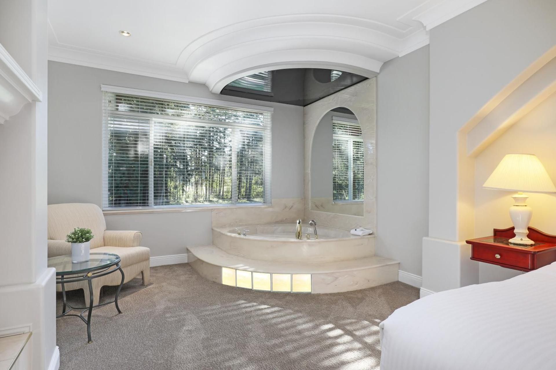 One-Bedroom Suite with Whirlpool