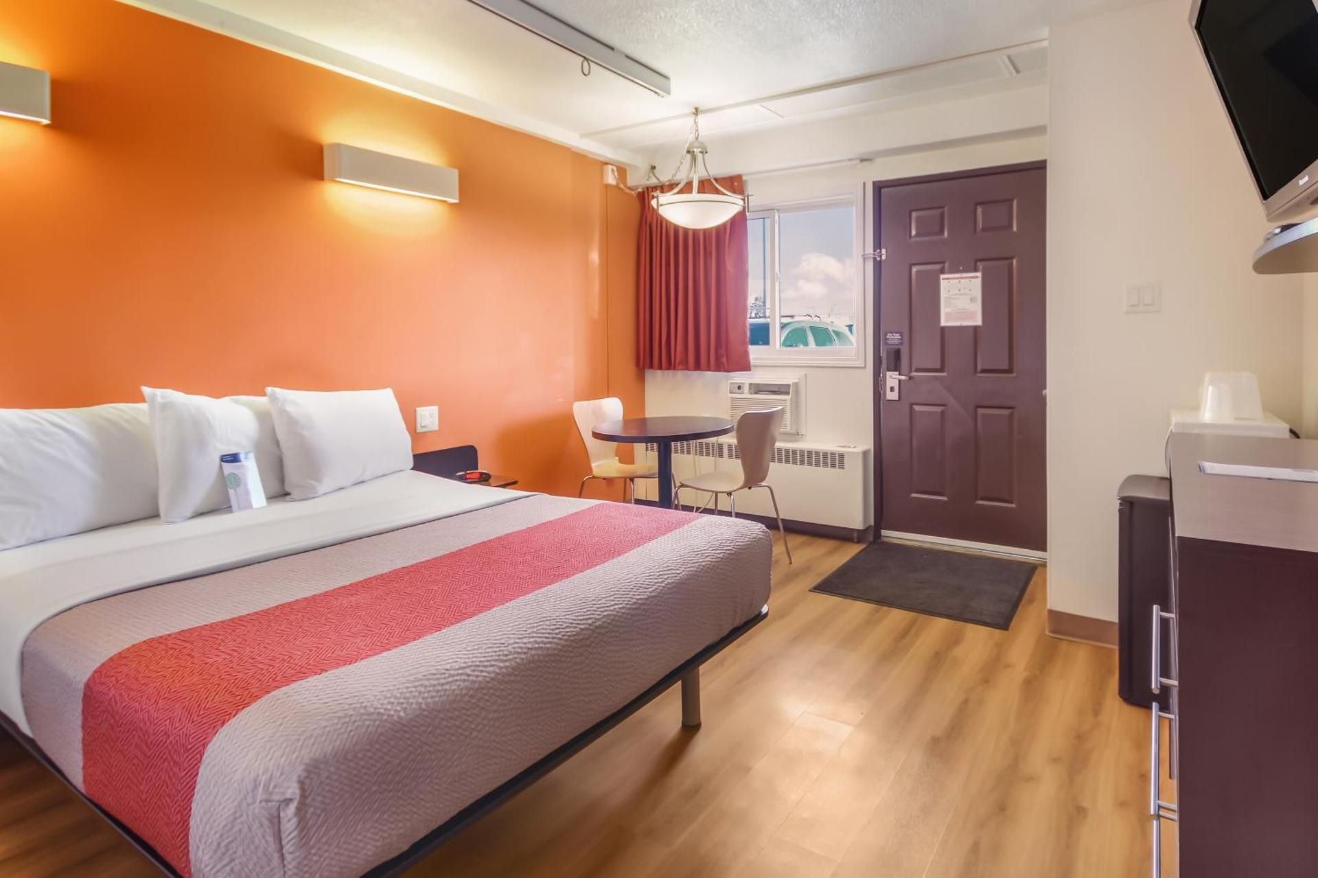 Motel 6 Lethbridge, AB Queen Room - Non-Smoking