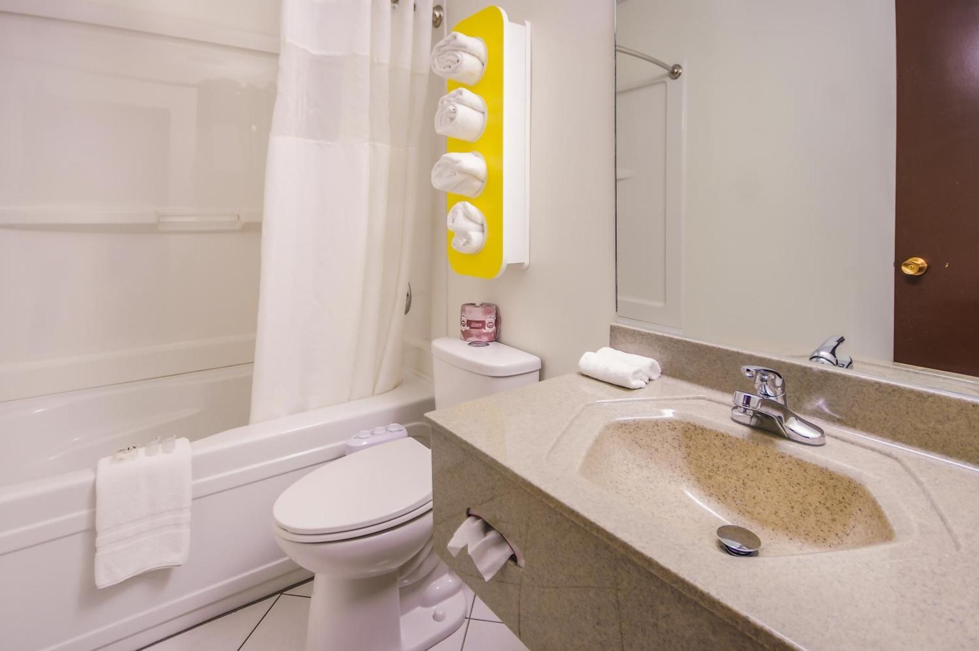 Motel 6 Lethbridge, AB Queen Suite - Non-Smoking 2