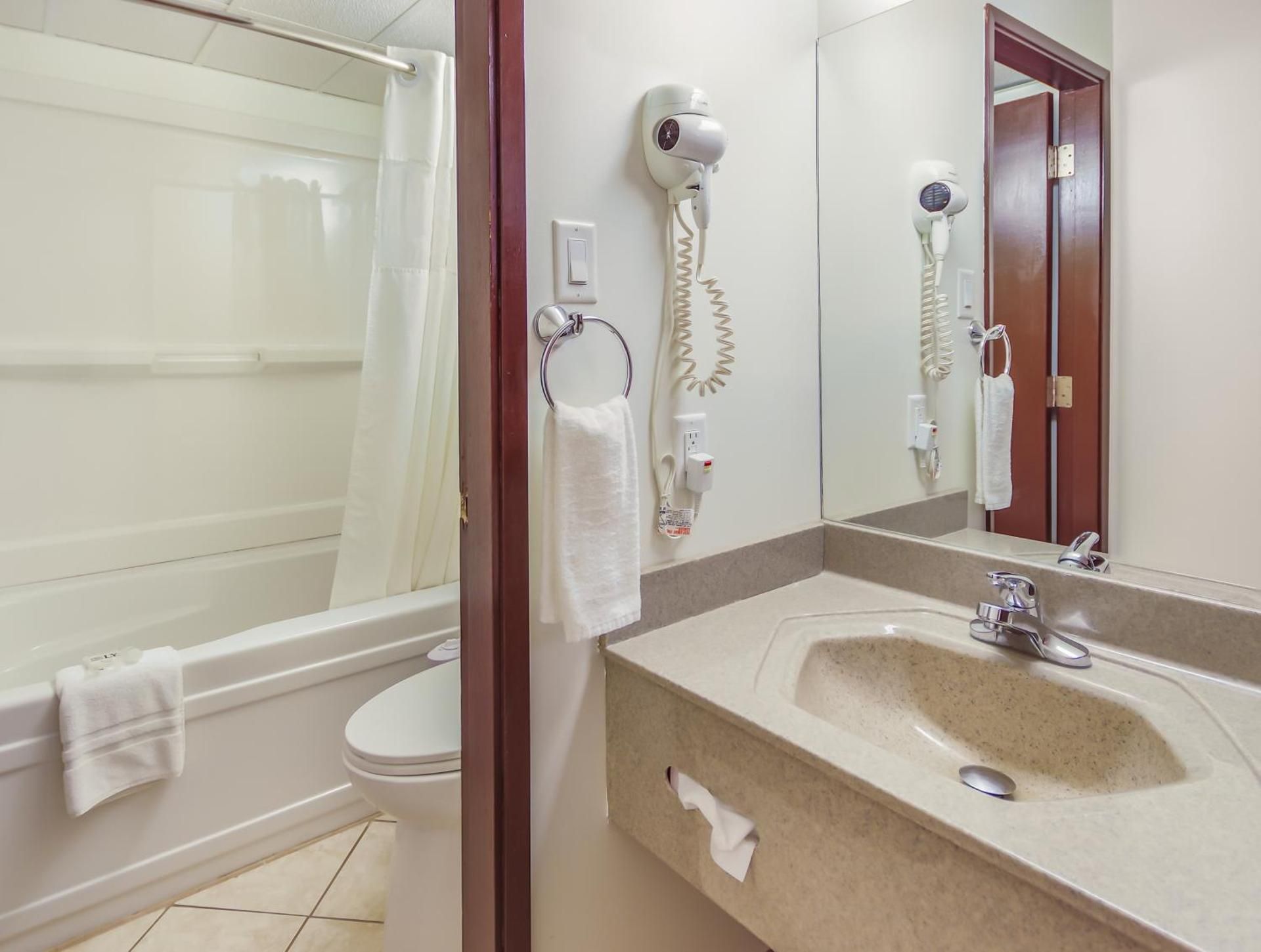 Motel 6 Lethbridge, AB Queen Room - Non-Smoking 3