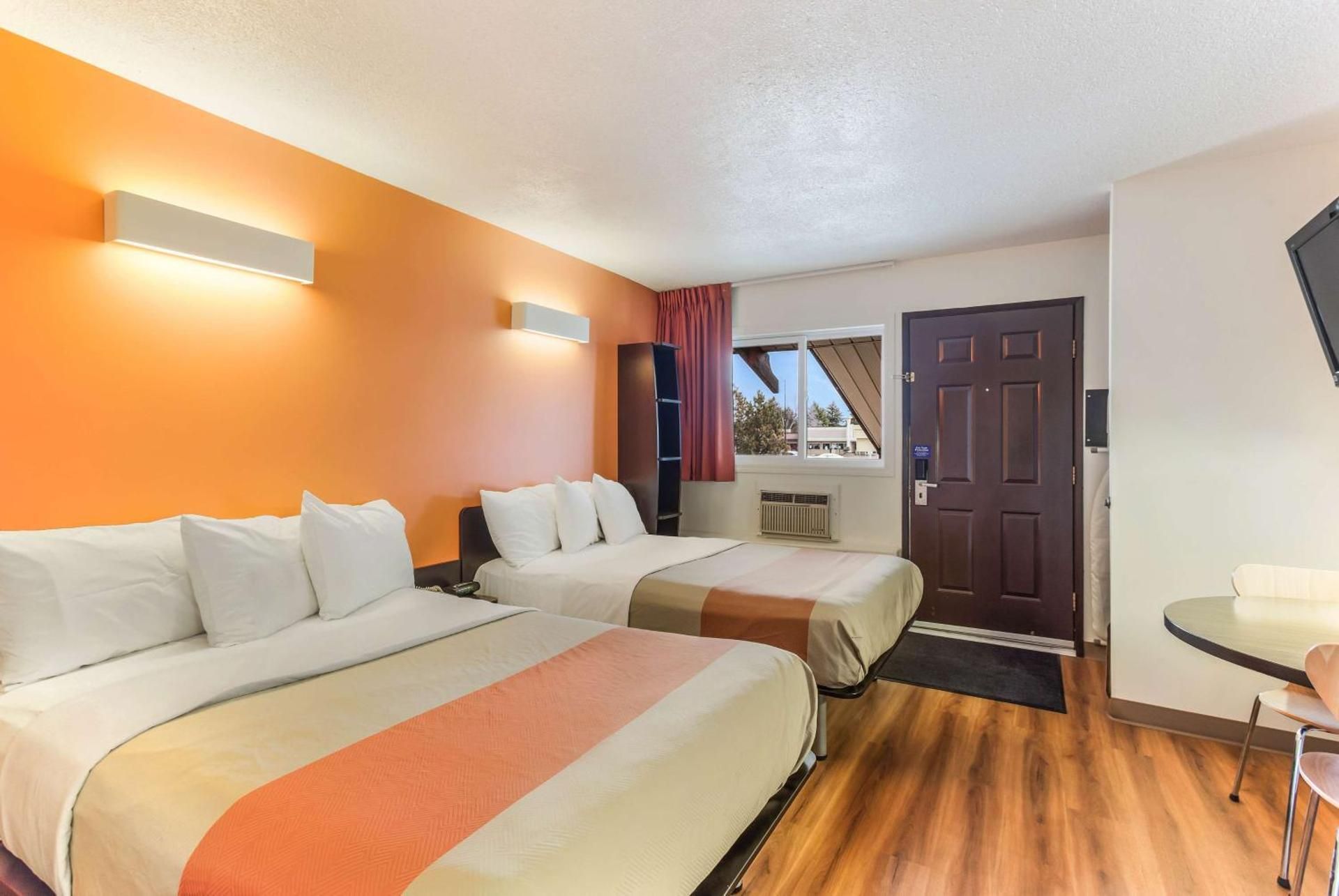 Motel 6 Lethbridge, AB Queen Suite - Non-Smoking